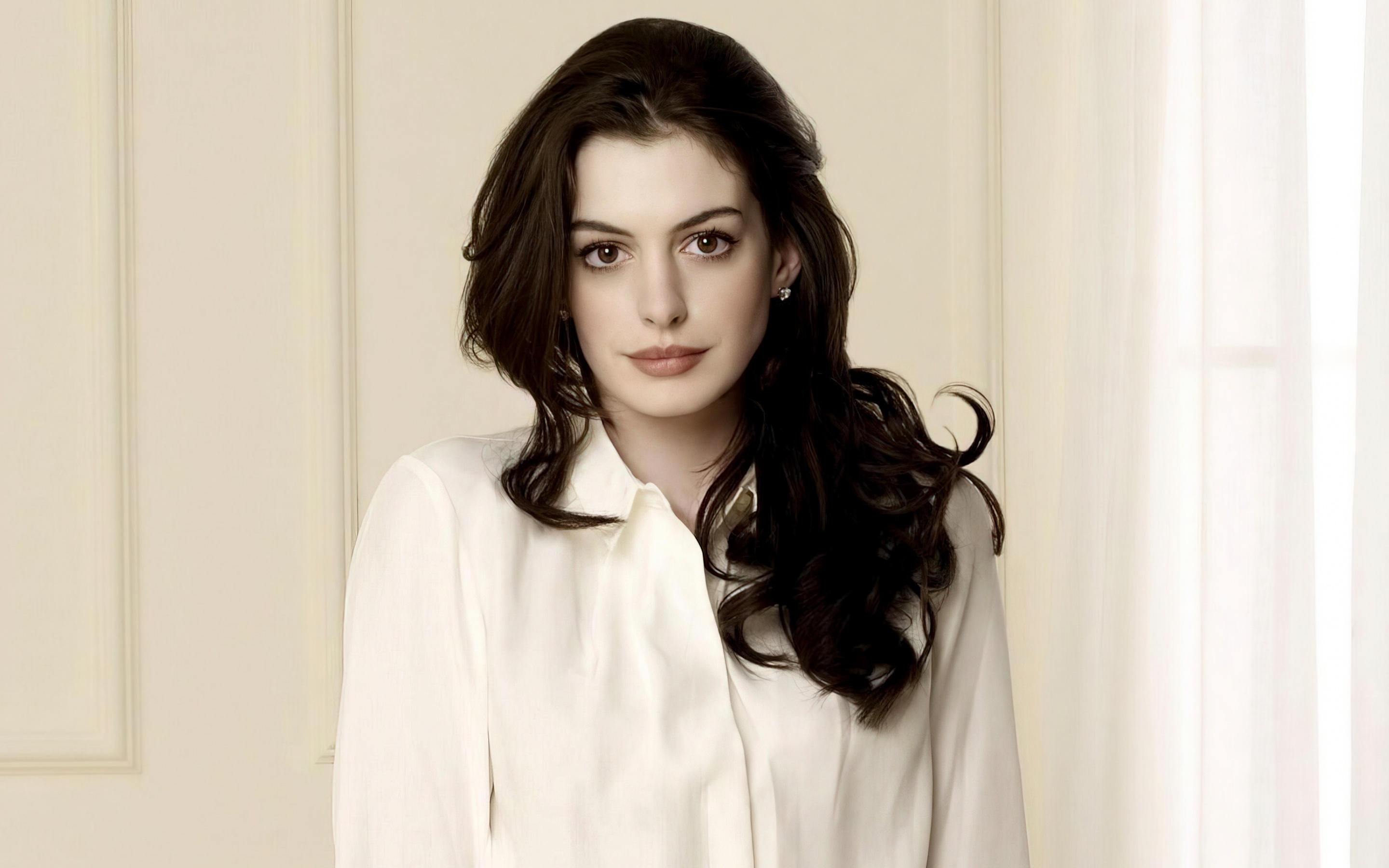 Anne Hathaway: Starred as Emma Allan in a 2009 romantic comedy film, Bride Wars. 2880x1800 HD Background.