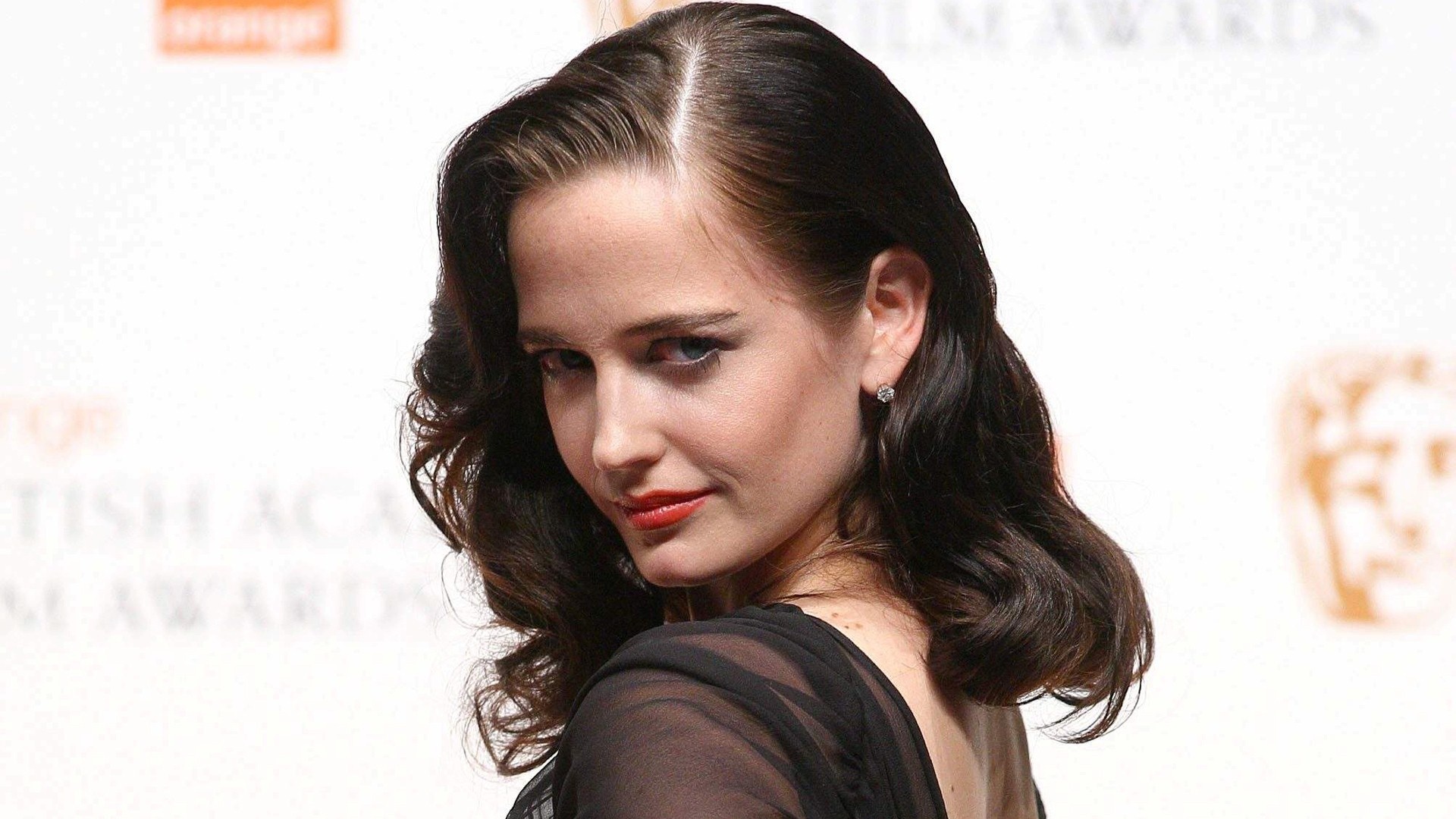 Eva Green: Began her acting career on stage in 2001 appearing in 'Turceret' and 'Jalouse En Trois Fax'. 1920x1080 Full HD Background.