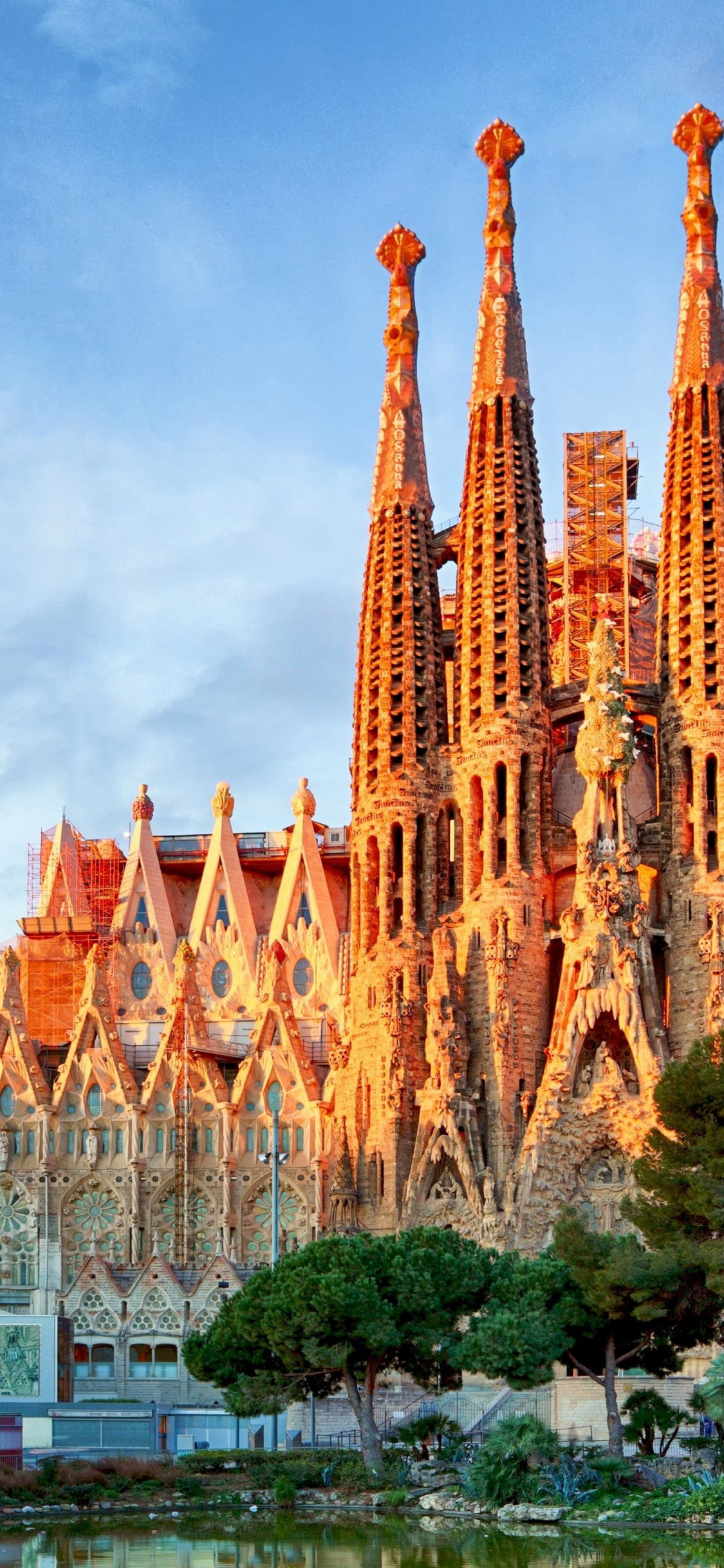Sagrada Familia, Barcelona skyline, La Sagrada Familia, Barcelona icon, 1130x2440 HD Phone