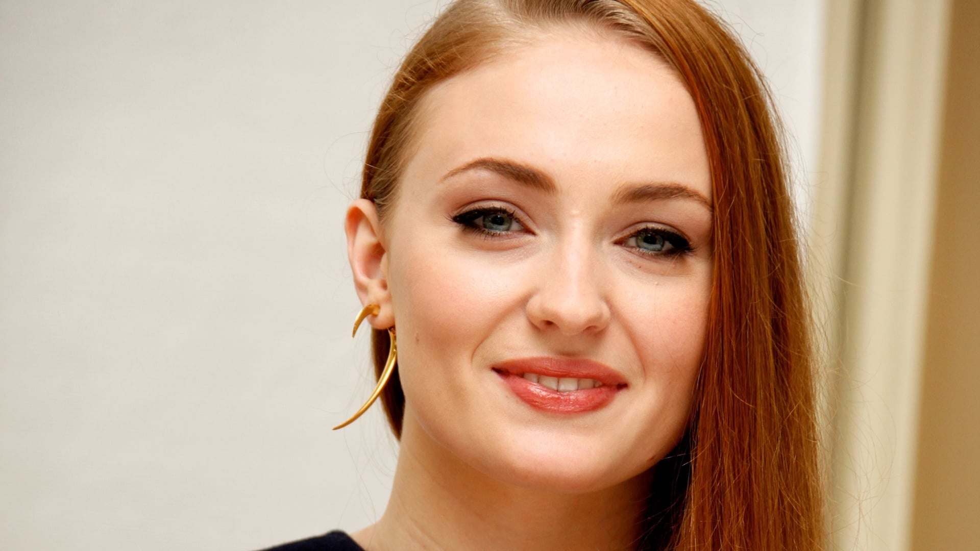 Sophie Turner: Narrated the audiobook version of the Lev Grossman short story "The Girl in the Mirror". 1920x1080 Full HD Wallpaper.