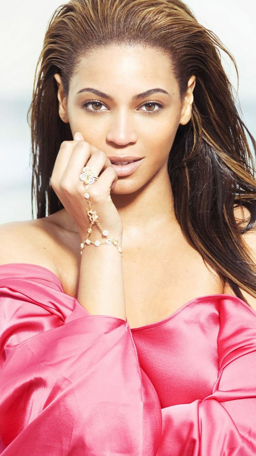 Beyonce: Fourth studio album, 4, sold 310,000 copies in its first week and debuted atop the Billboard 200 chart. 1080x1920 Full HD Background.