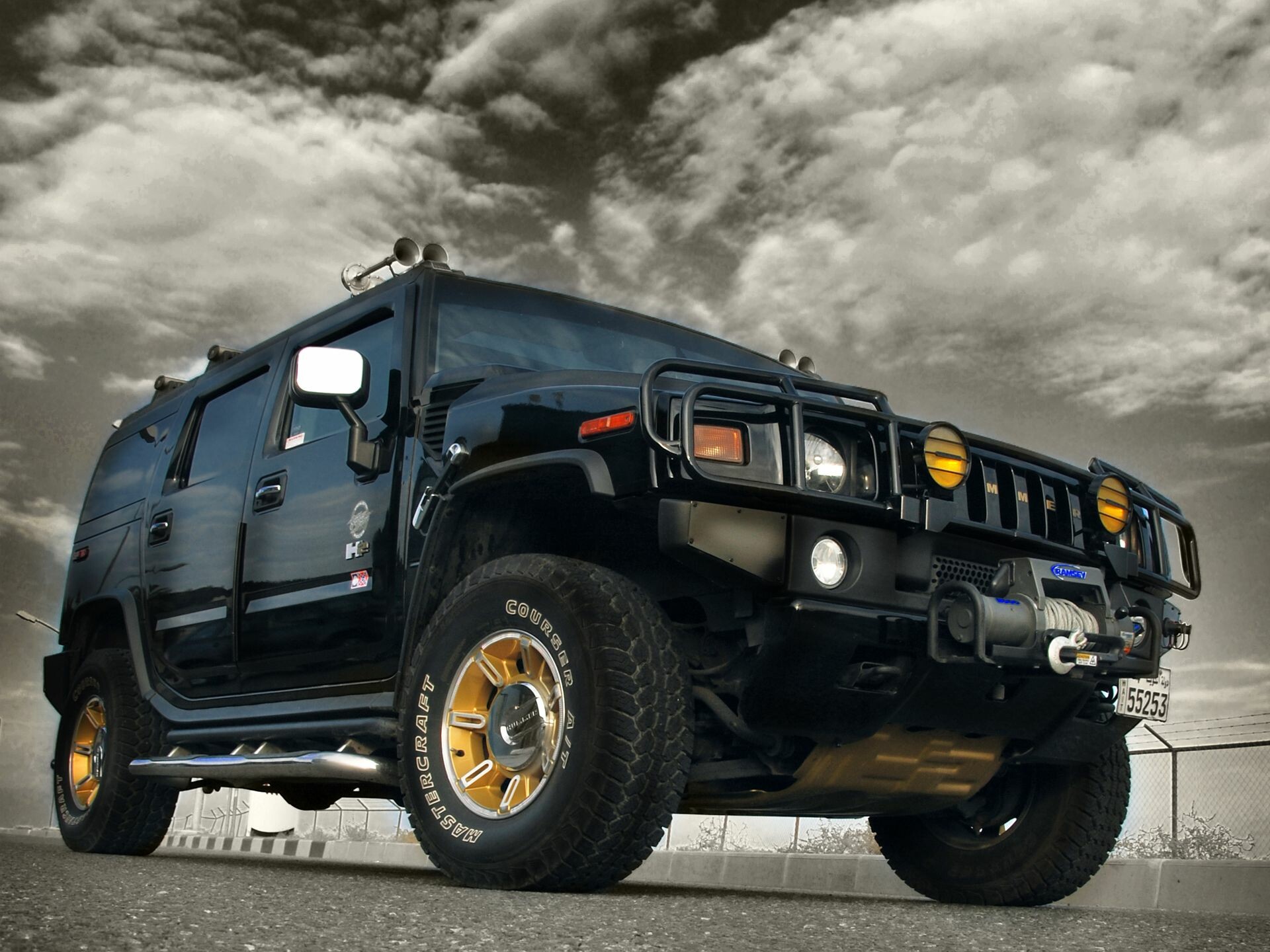 Hummer: H2 model, Based on a modified GMT820 GM three-quarter-ton pickup truck. 1920x1440 HD Background.