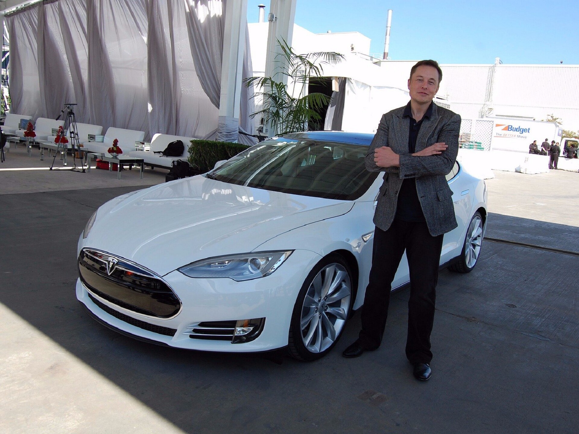 Elon Musk: One of the first significant investors in the electric car manufacturer Tesla. 1920x1440 HD Wallpaper.
