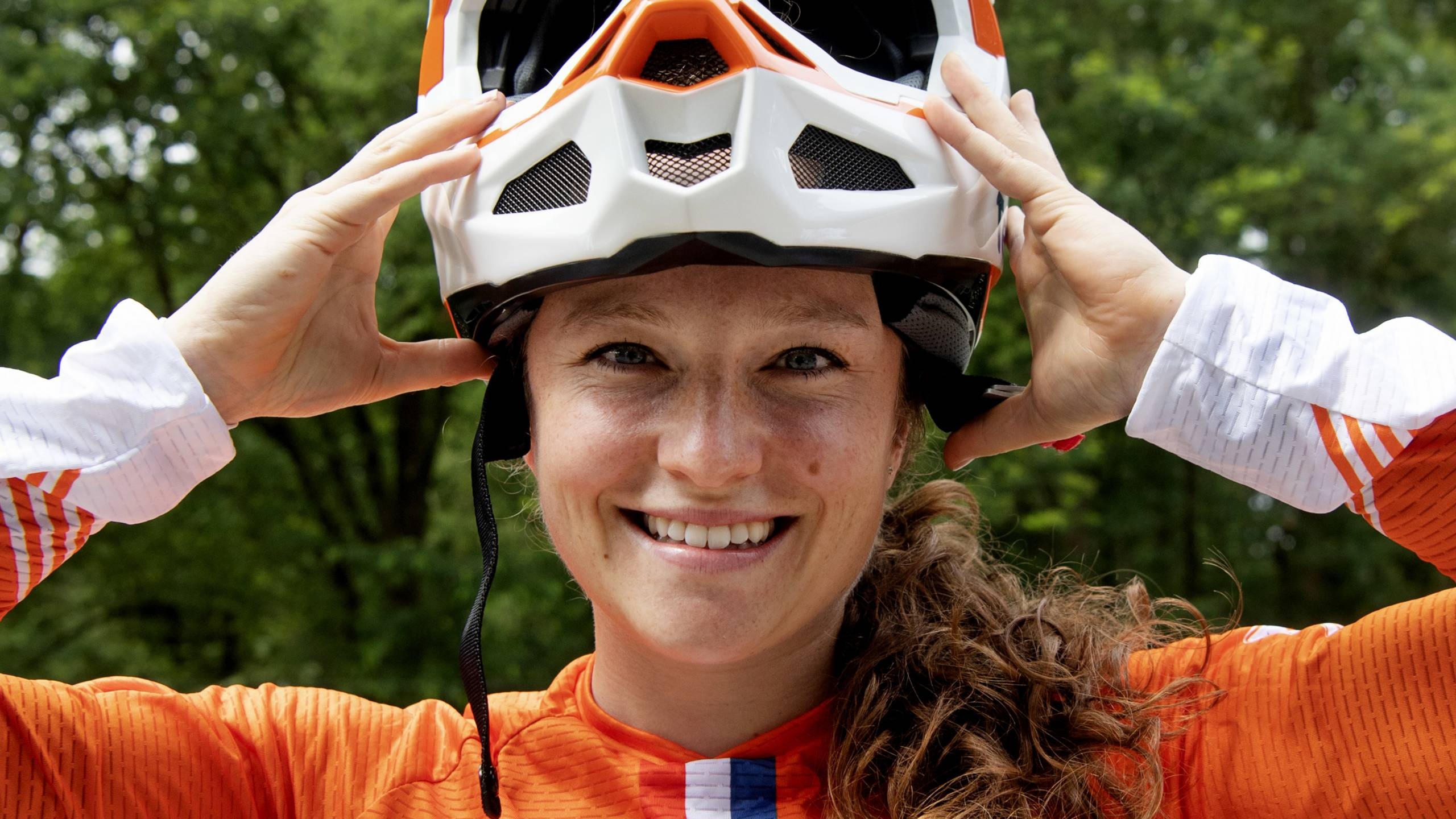 Judy Baauw, BMX rider, Knee injury, Dutch riders, 2560x1440 HD Desktop