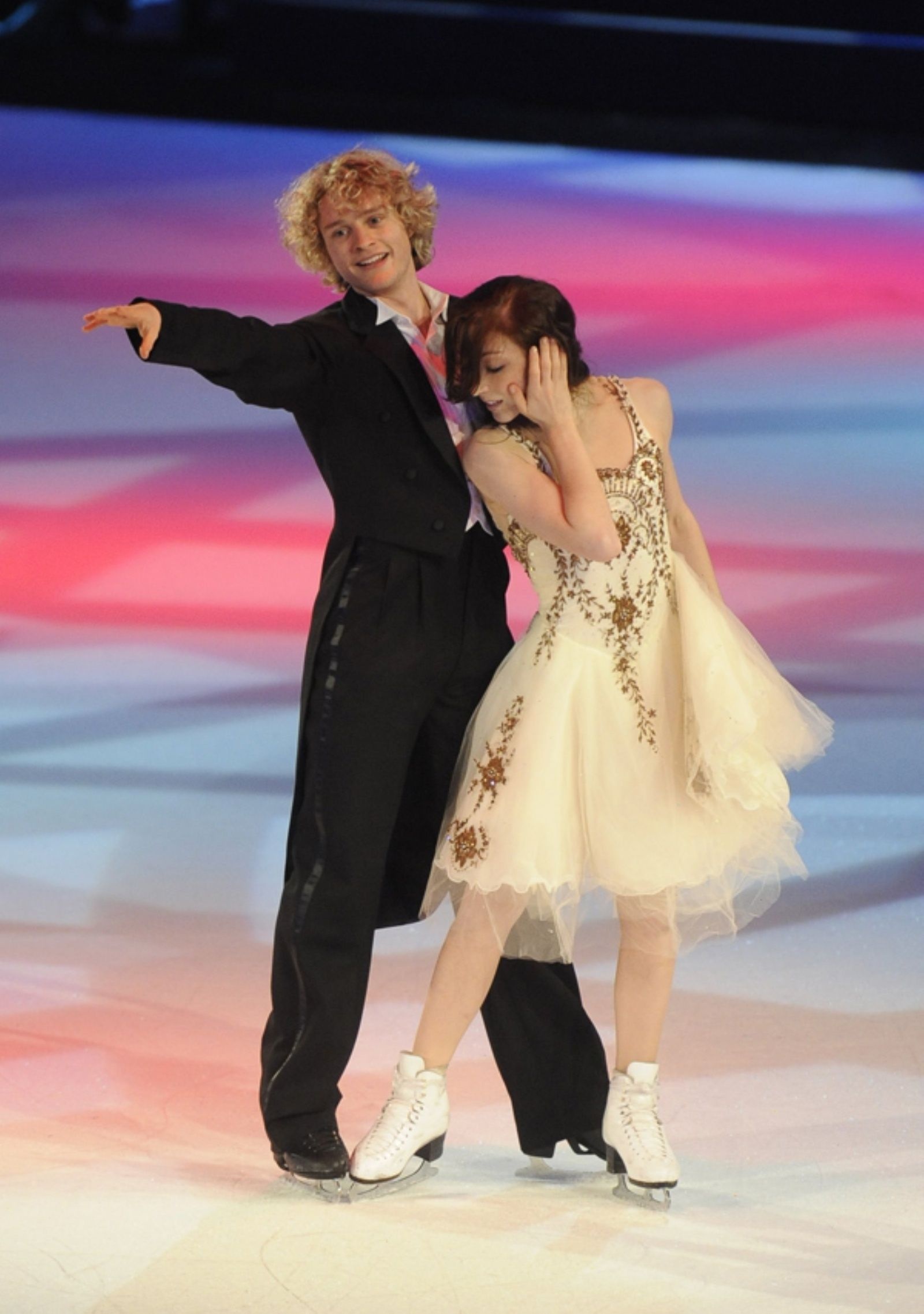 Ice Dancing: Meryl Davis and Charlie White, The 2014 Winter Olympics in Sochi, Figure skating program. 1600x2280 HD Wallpaper.