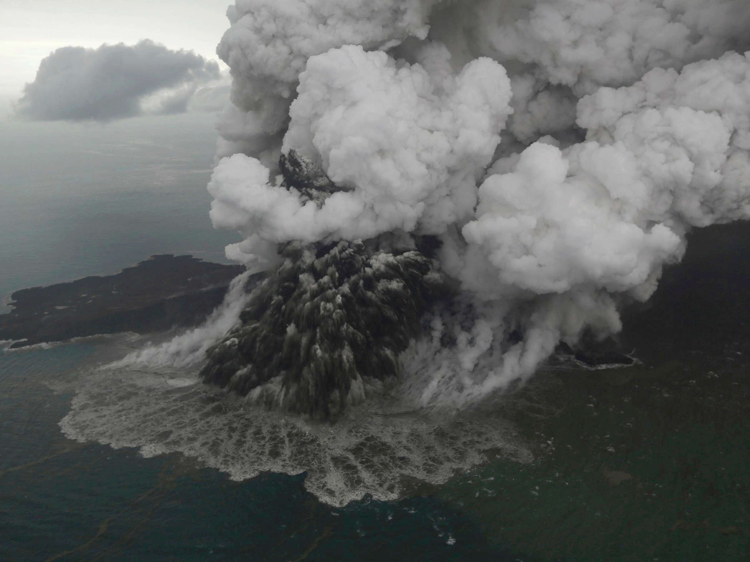 Krakatoa Island, Indonesia volcano, Anak Krakatoa calms down, News update, 2400x1800 HD Desktop