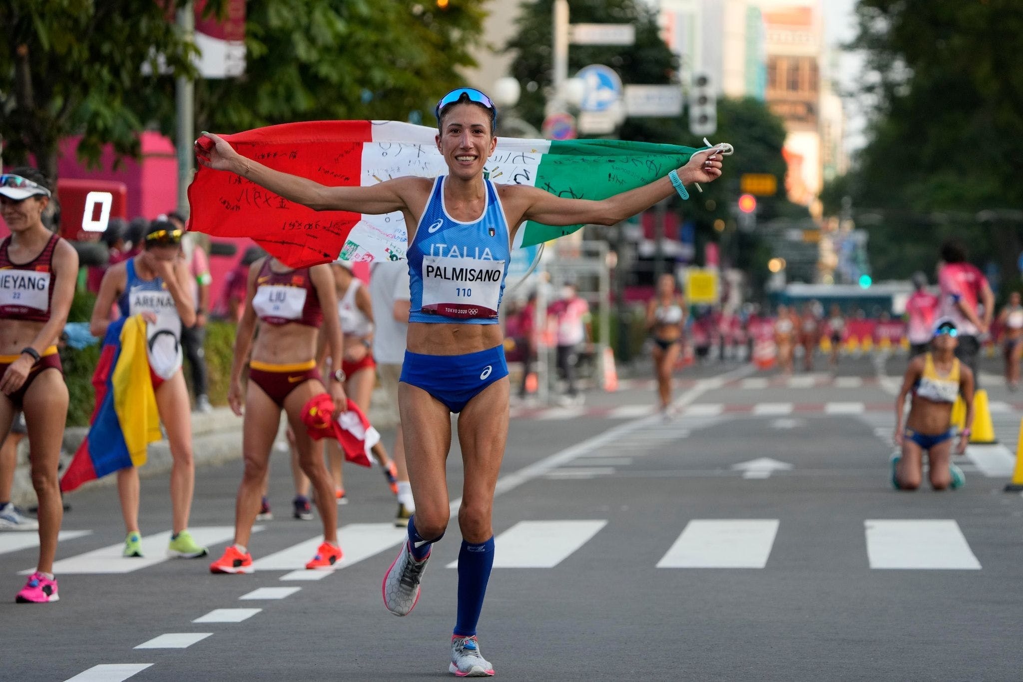 Antonella Palmisano, Birthday gold, Italian racewalker, Barbiana tribute, 2050x1370 HD Desktop