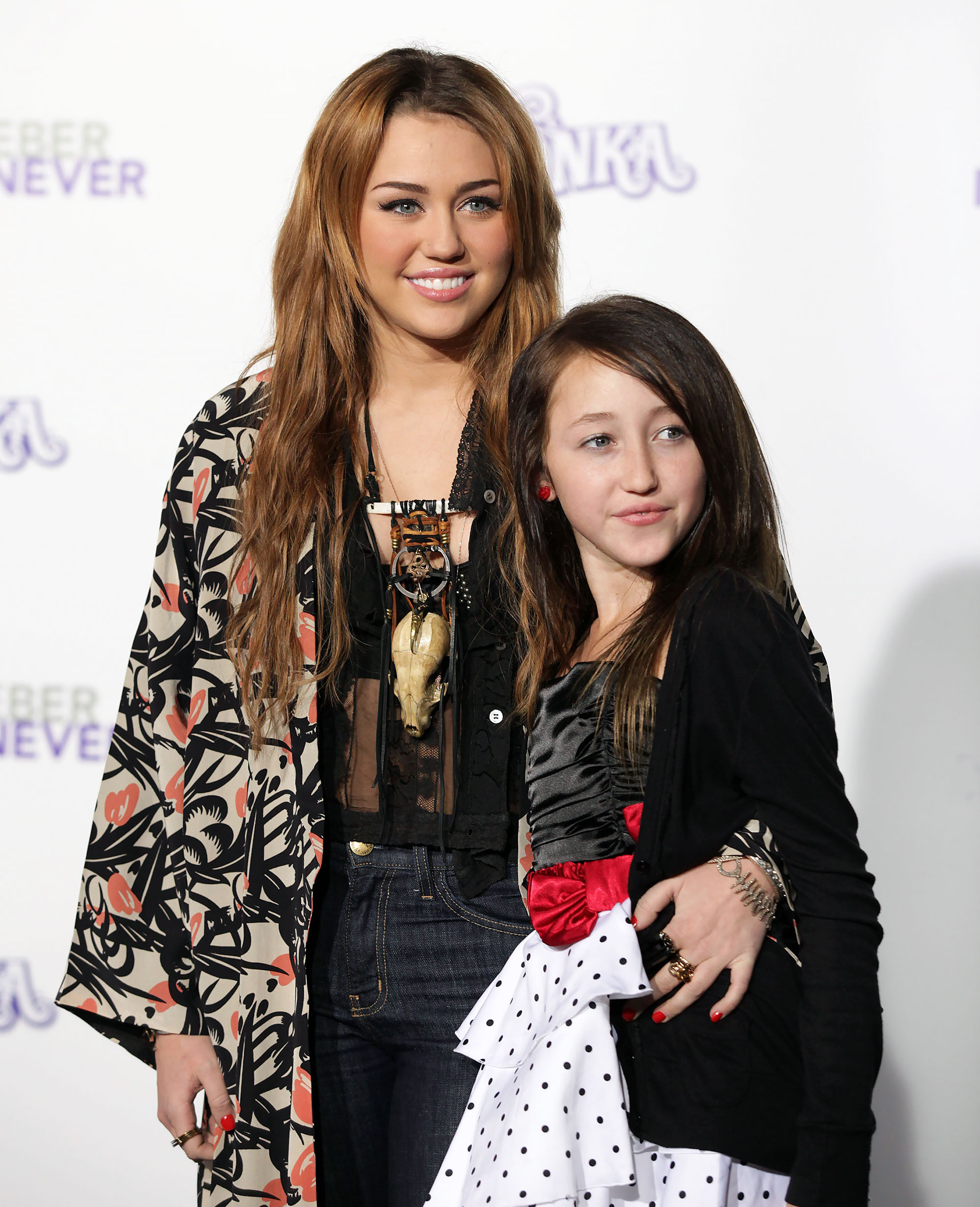 Noah Cyrus, Sibling rivalry, Miley Cyrus, Personal challenges, 2000x2470 HD Handy