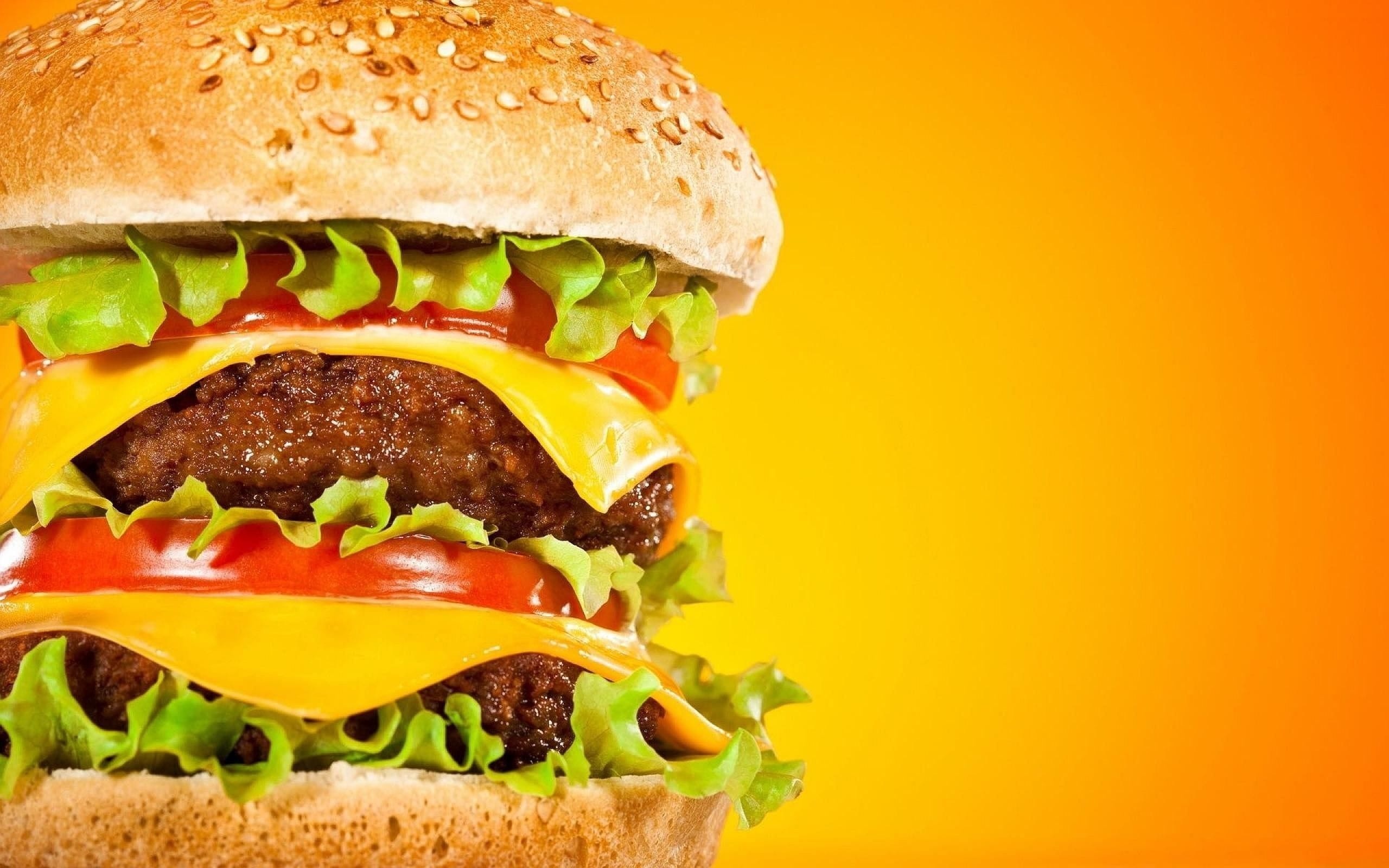 Hamburger: Cooked to varying degrees of doneness, from rare to well-done. 2560x1600 HD Background.