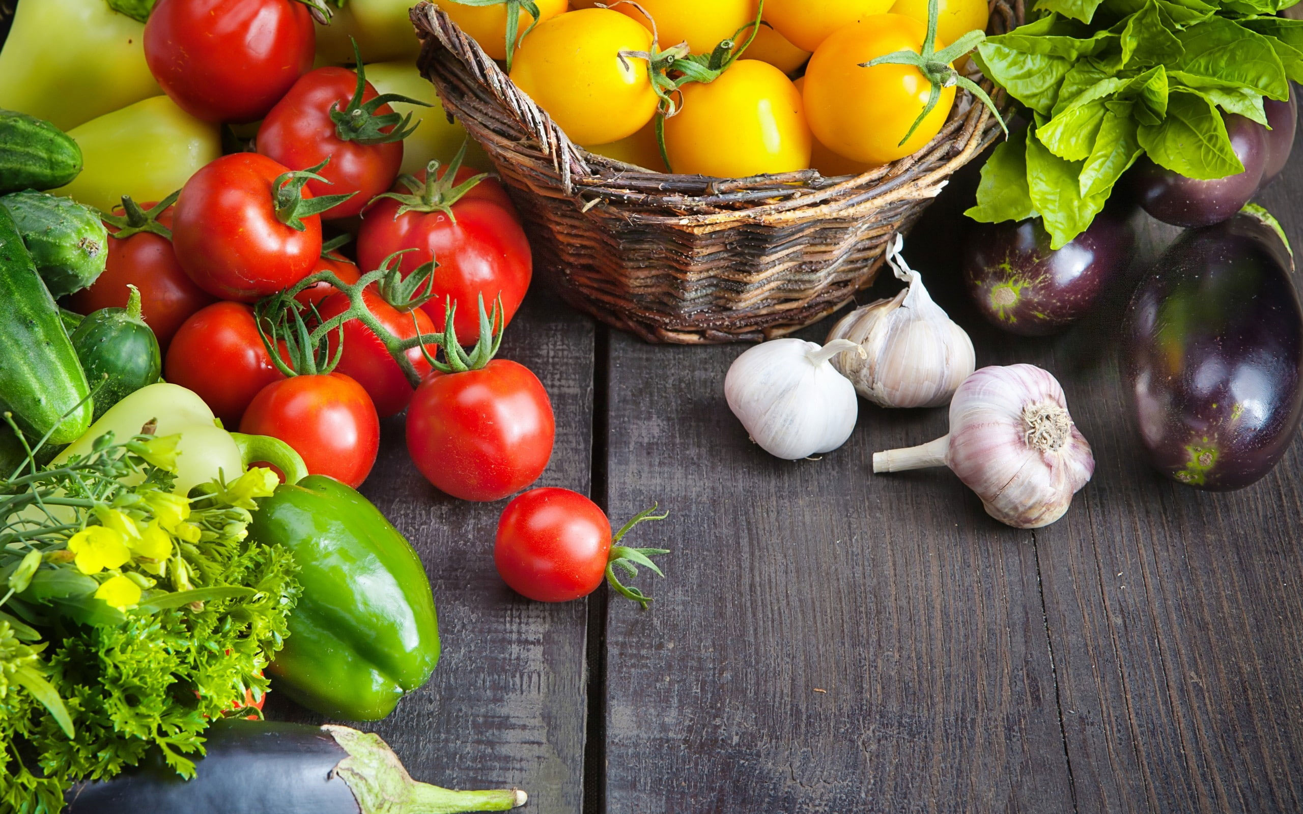 Vegetables: Raw food, Tomatoes, Eggplant. 2560x1600 HD Background.