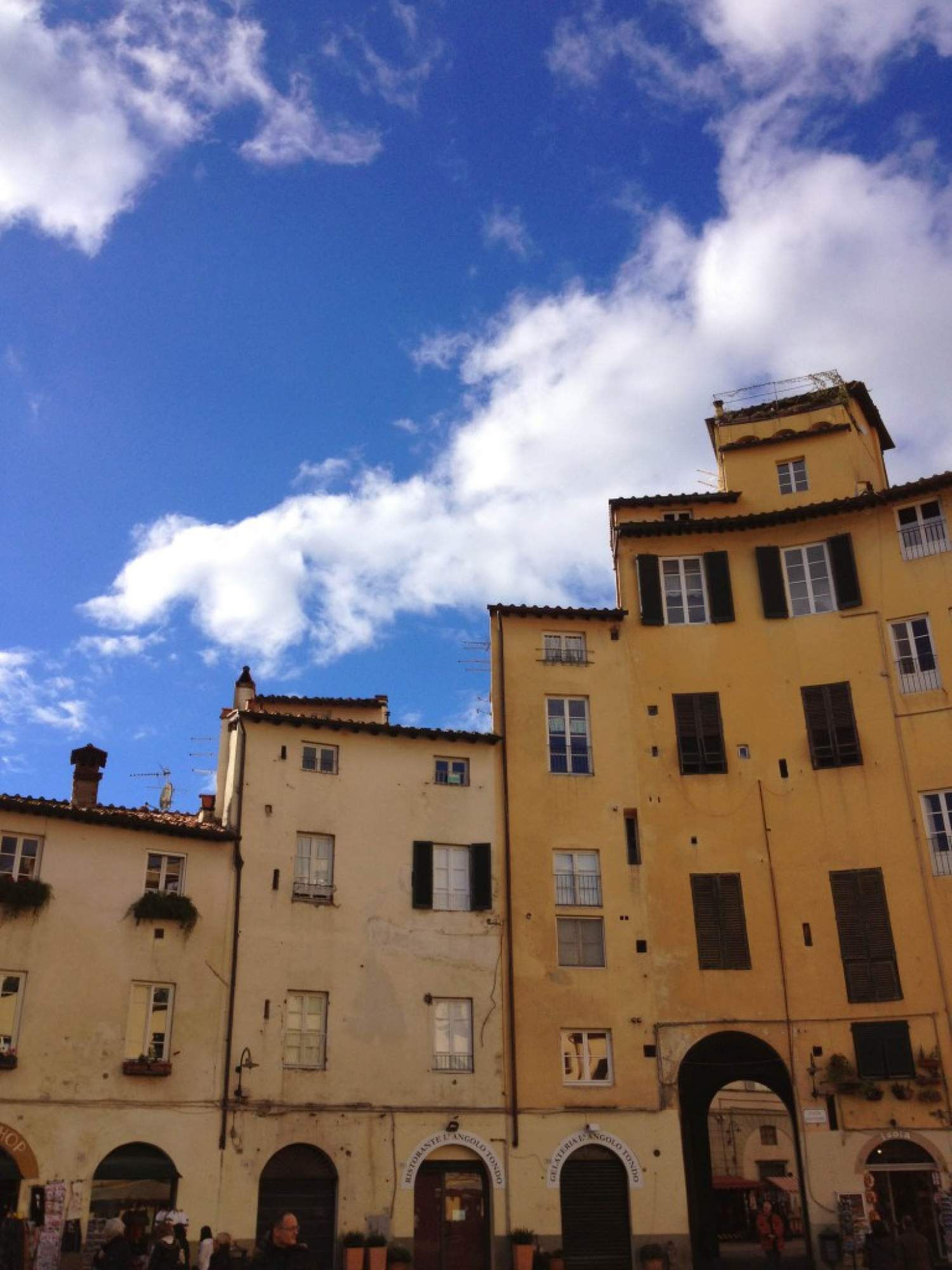 Tuscany in love, Transat experience, Lucca charm, Romantic getaway, 1500x2000 HD Phone
