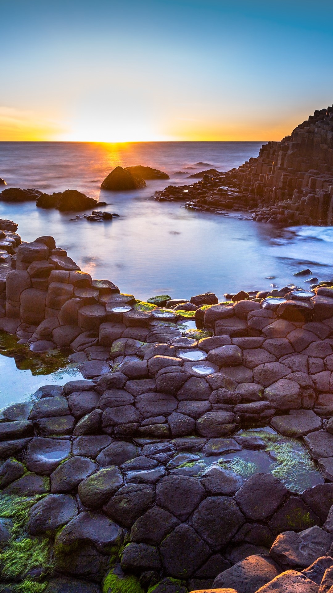 Faszinierender Sonnenuntergang am Giant's Causeway, 1080x1920 Full HD Handy