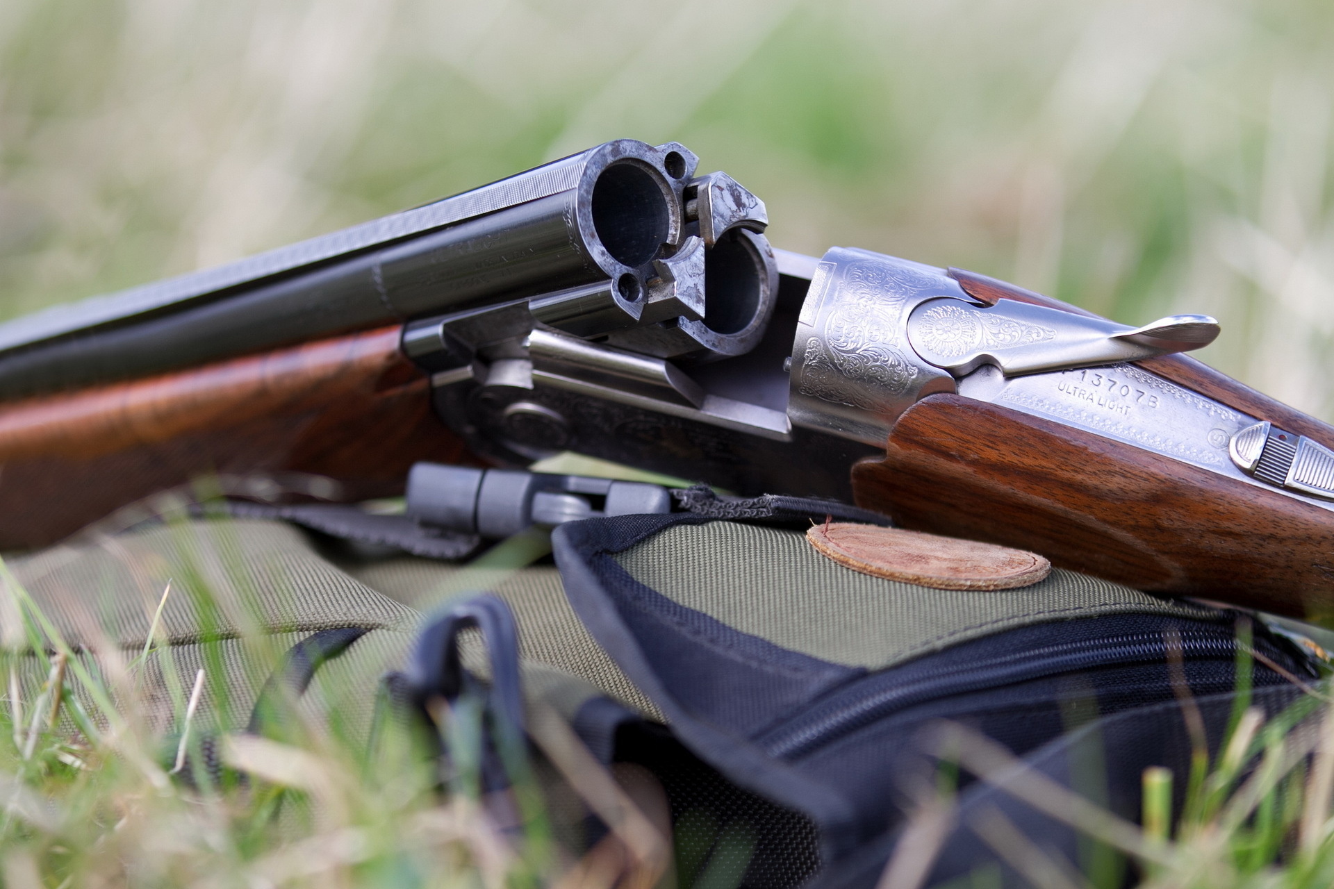 Skeet Shooting: An unloaded over-and-under double-barreled shotgun. 1920x1280 HD Wallpaper.