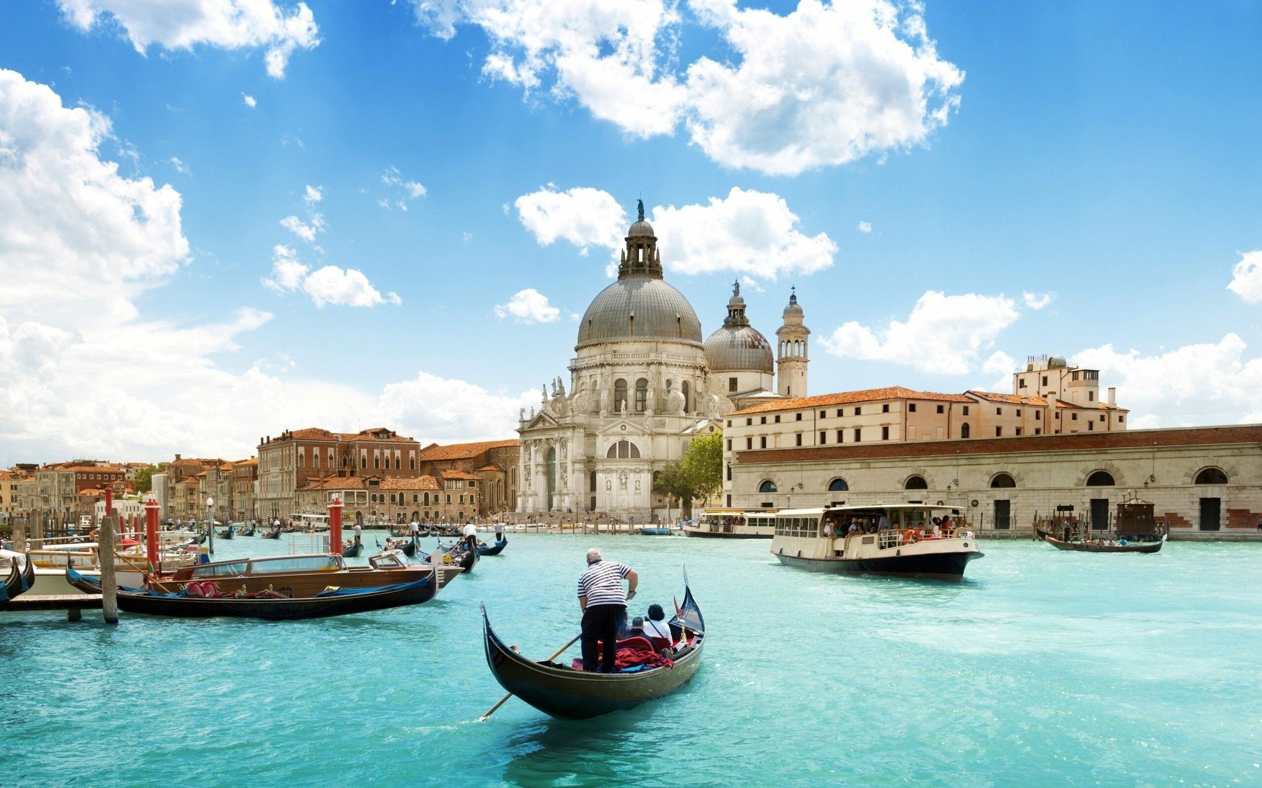 Italy: Venice, The country became a republic after the 1946 institutional referendum. 2560x1600 HD Background.