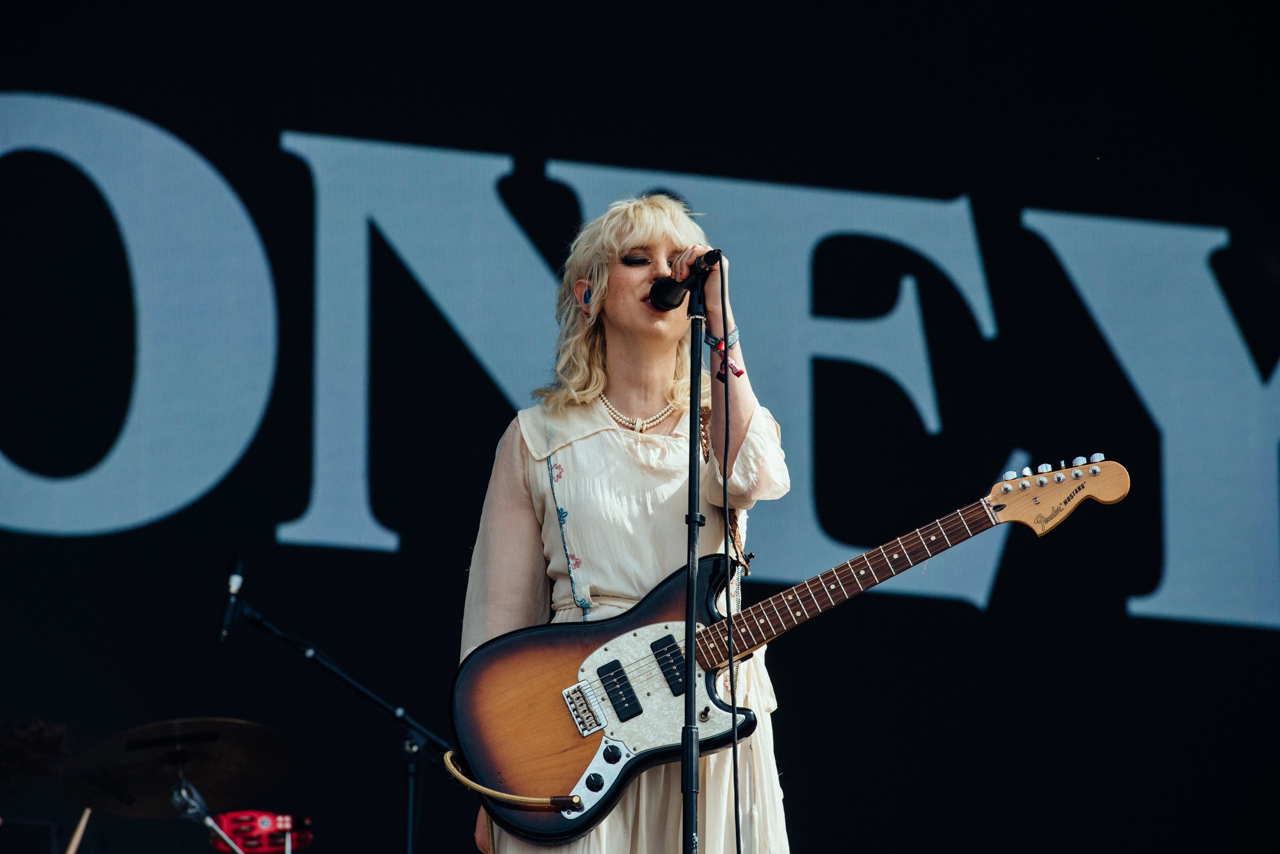 Black Honey use Reading 2022's Main Stage East as a springboard into something new - in photos | Dork 2500x1670