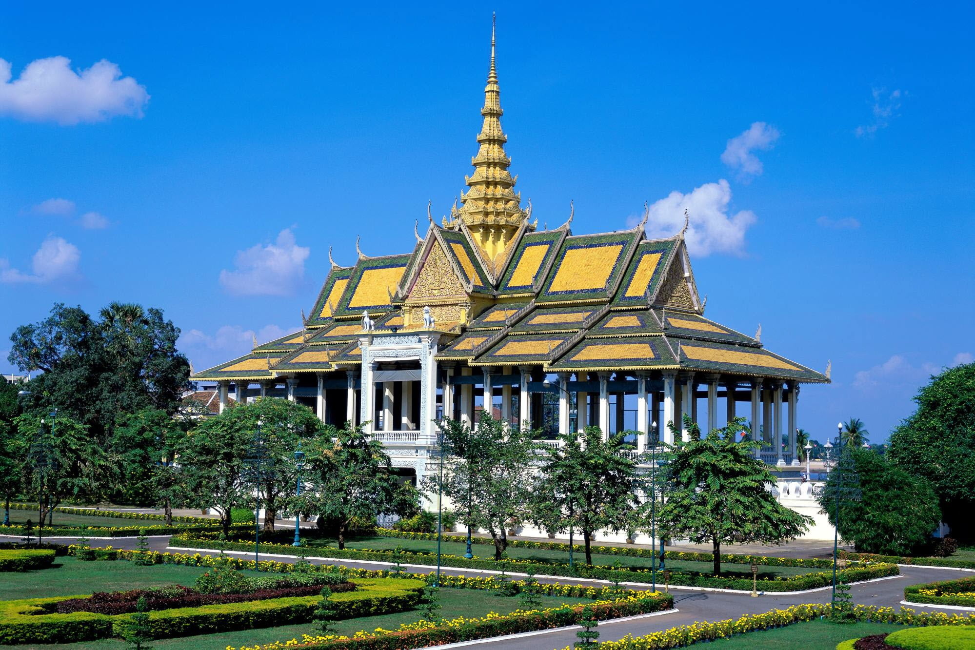 Phnom Penh, Concrete building, Thailand Cambodia, Royal Palace, 2000x1340 HD Desktop