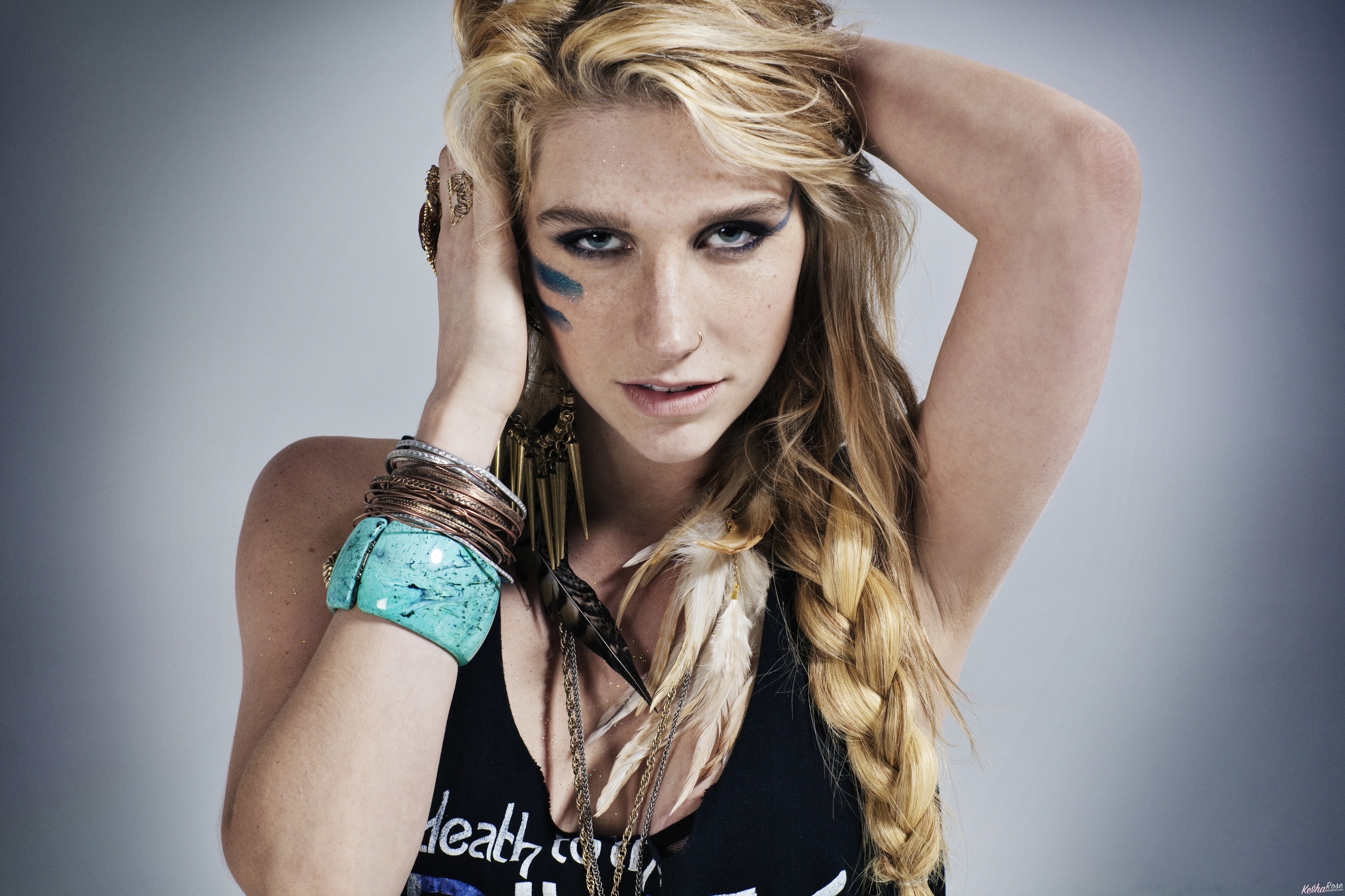 Kesha with simple background: Minimalistic beauty, Pure simplicity, Striking portraits, 3000x2000 HD Desktop