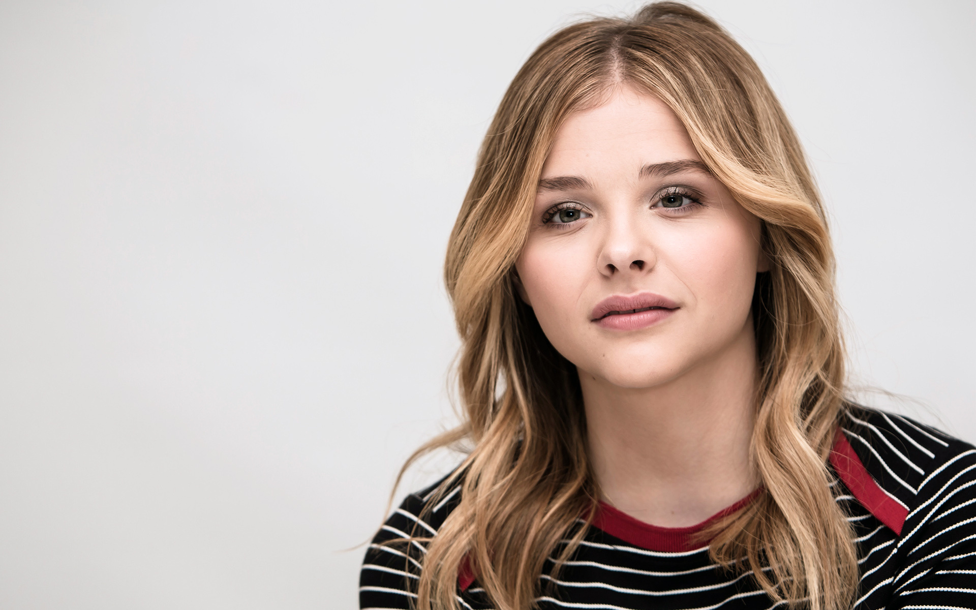 Chloe Moretz: Became the face of American youth clothing retailer Aeropostale in 2012. 1920x1200 HD Background.
