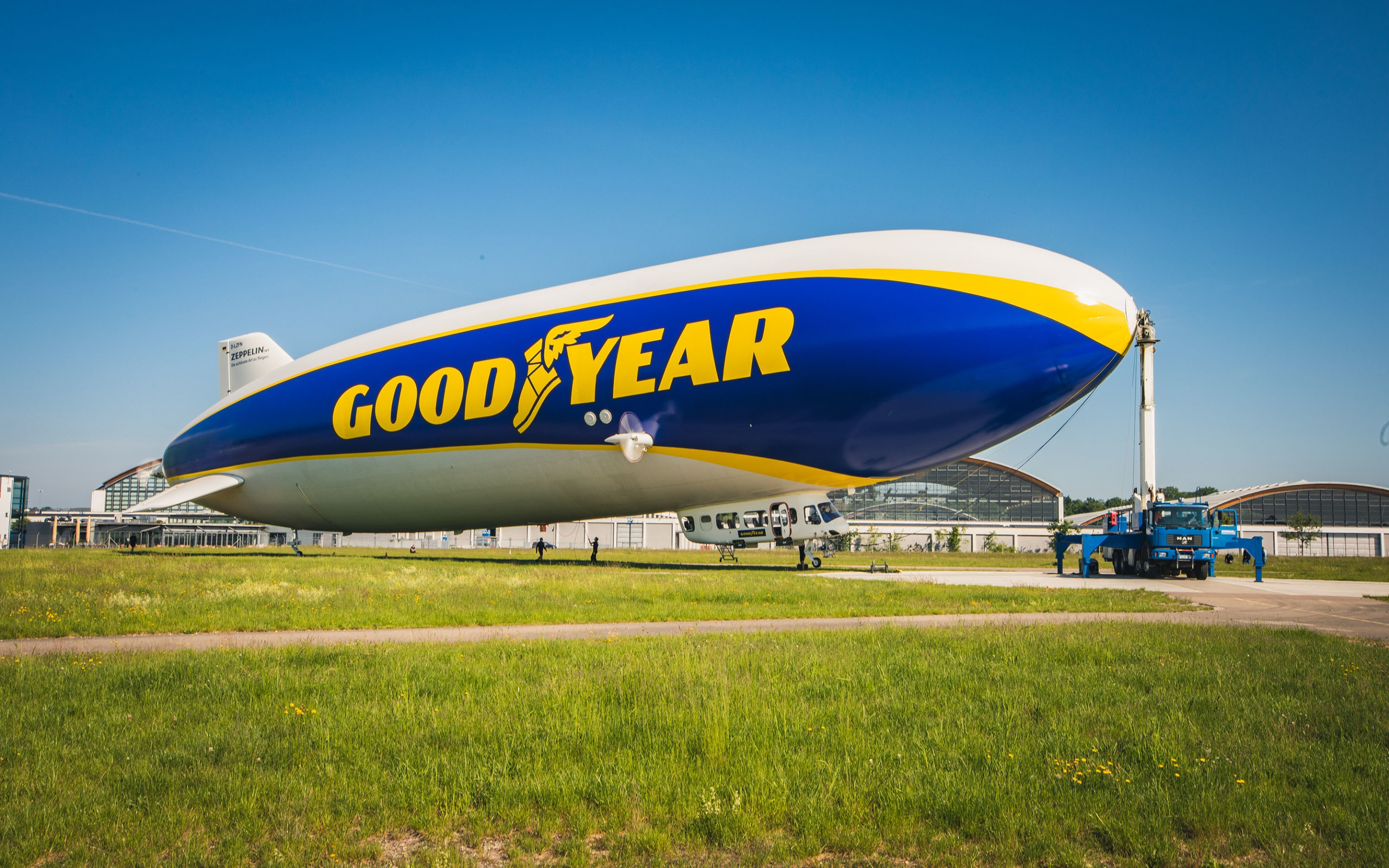 Goodyear blimp wallpapers, Air transport photography, High-quality pictures, The Goodyear Tire and Rubber Company, 2880x1800 HD Desktop