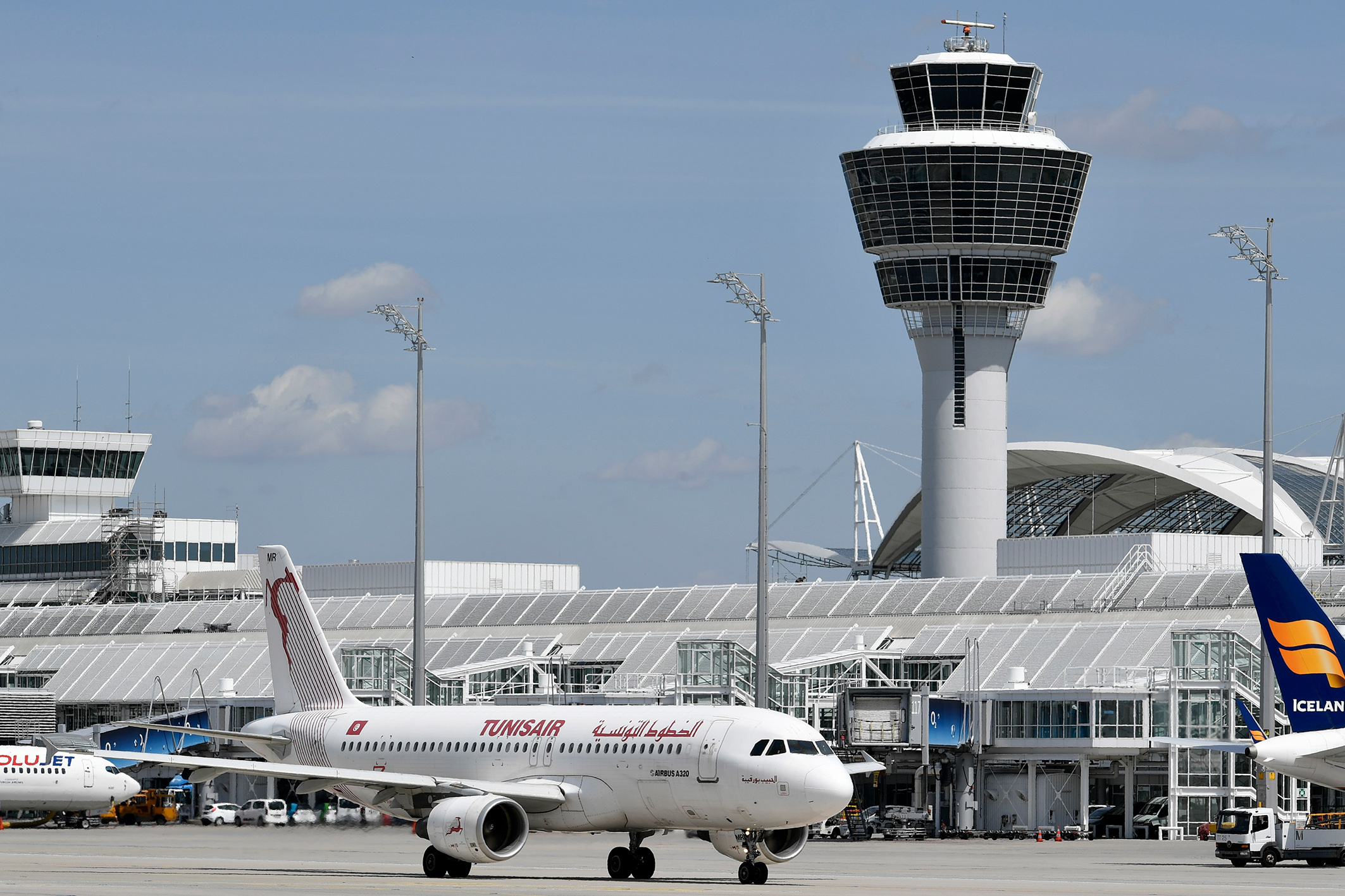Munich International Airport, Business travelers, Germany, Flughafen muenchen, 2130x1420 HD Desktop