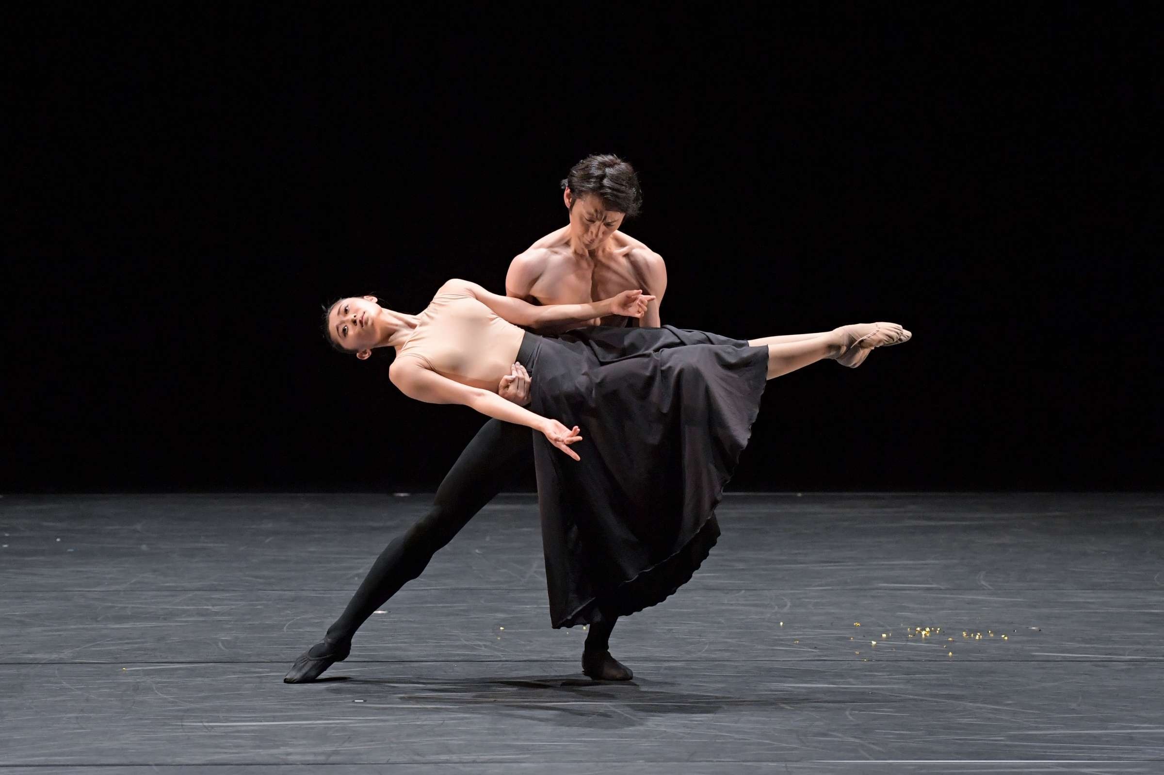 Contemporary Dance: Yuri Kimura and Takafumi Watanabe in Danae, A Greek myth inspired piece choreographed by Tetuso Kaikawa. 2400x1600 HD Background.