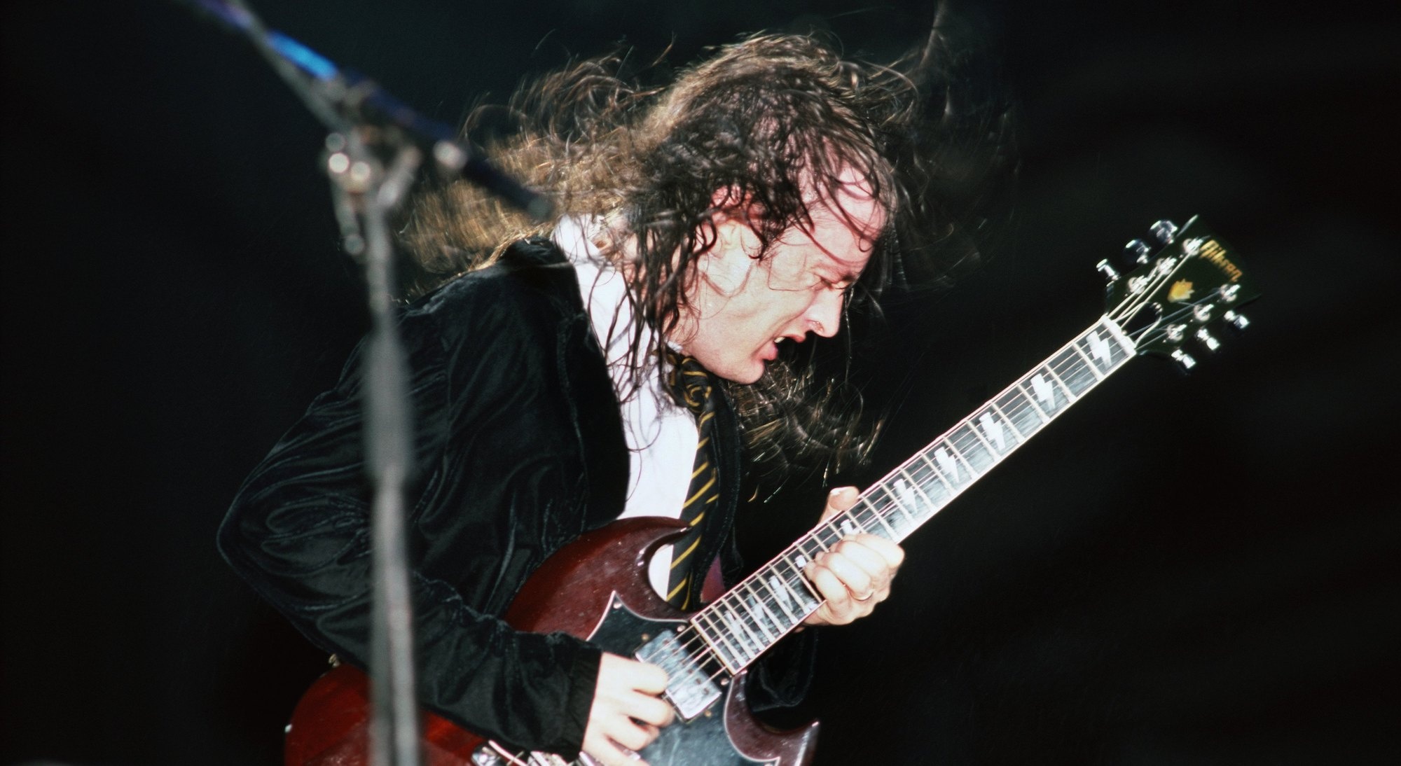 Angus Young, Favorite Gibson SG, Gibson SG guitarplayer, 2000x1100 HD Desktop