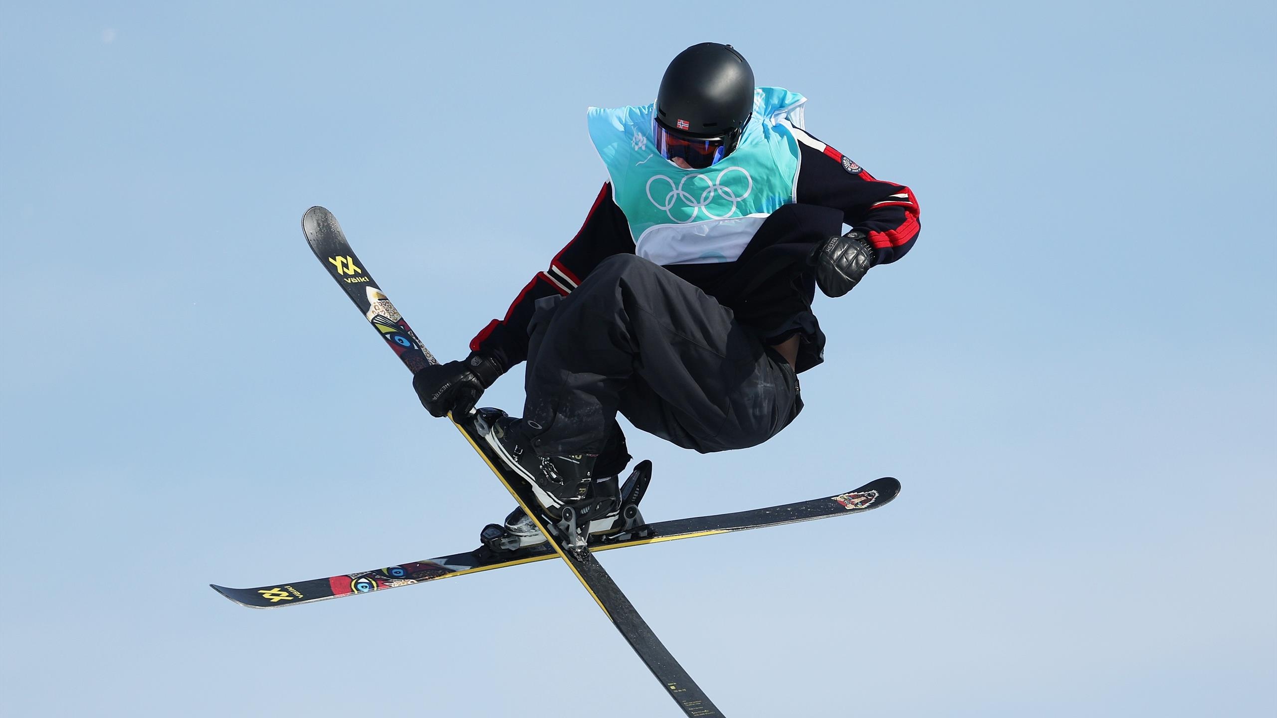 Freestyle Skiing, Gravity-defying stunts, Adrenaline sports, Extreme talent, 2560x1440 HD Desktop