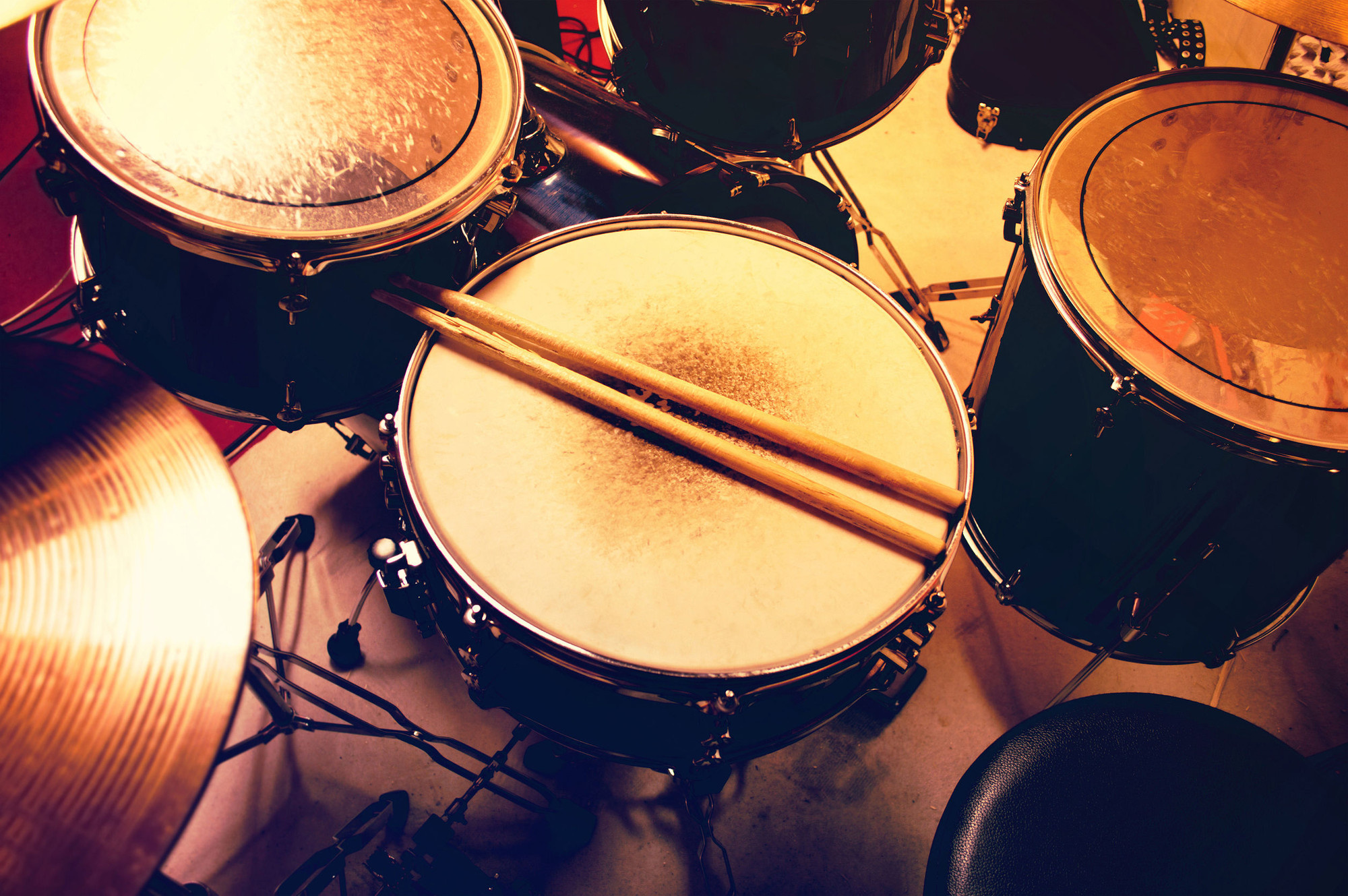 Drums: Drumsticks, Drum Skin, Percussion Mallet. 2000x1330 HD Background.