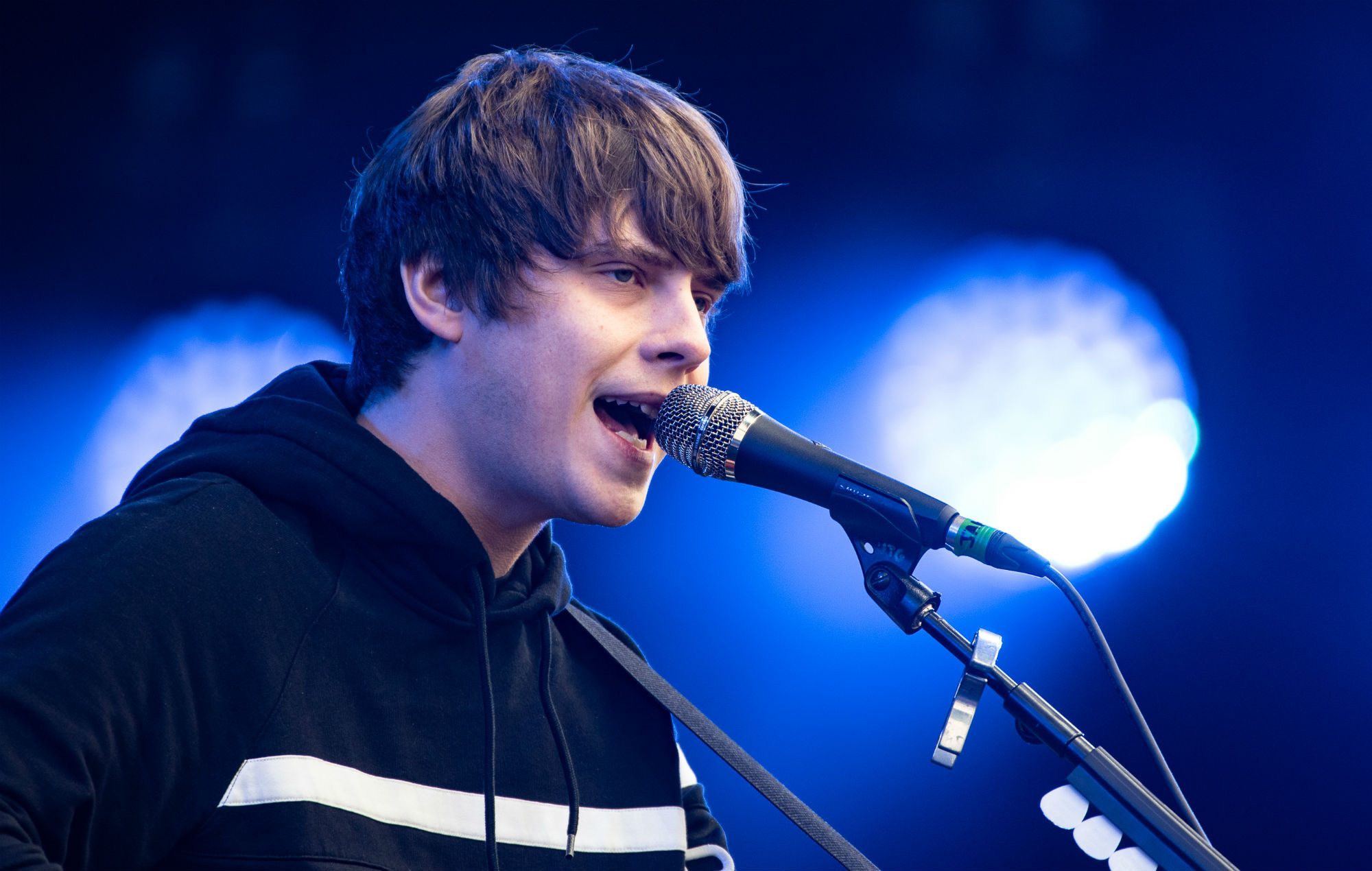 Jake Bugg, Acoustic performance, Blues-inspired music, Catchy melodies, 2000x1270 HD Desktop