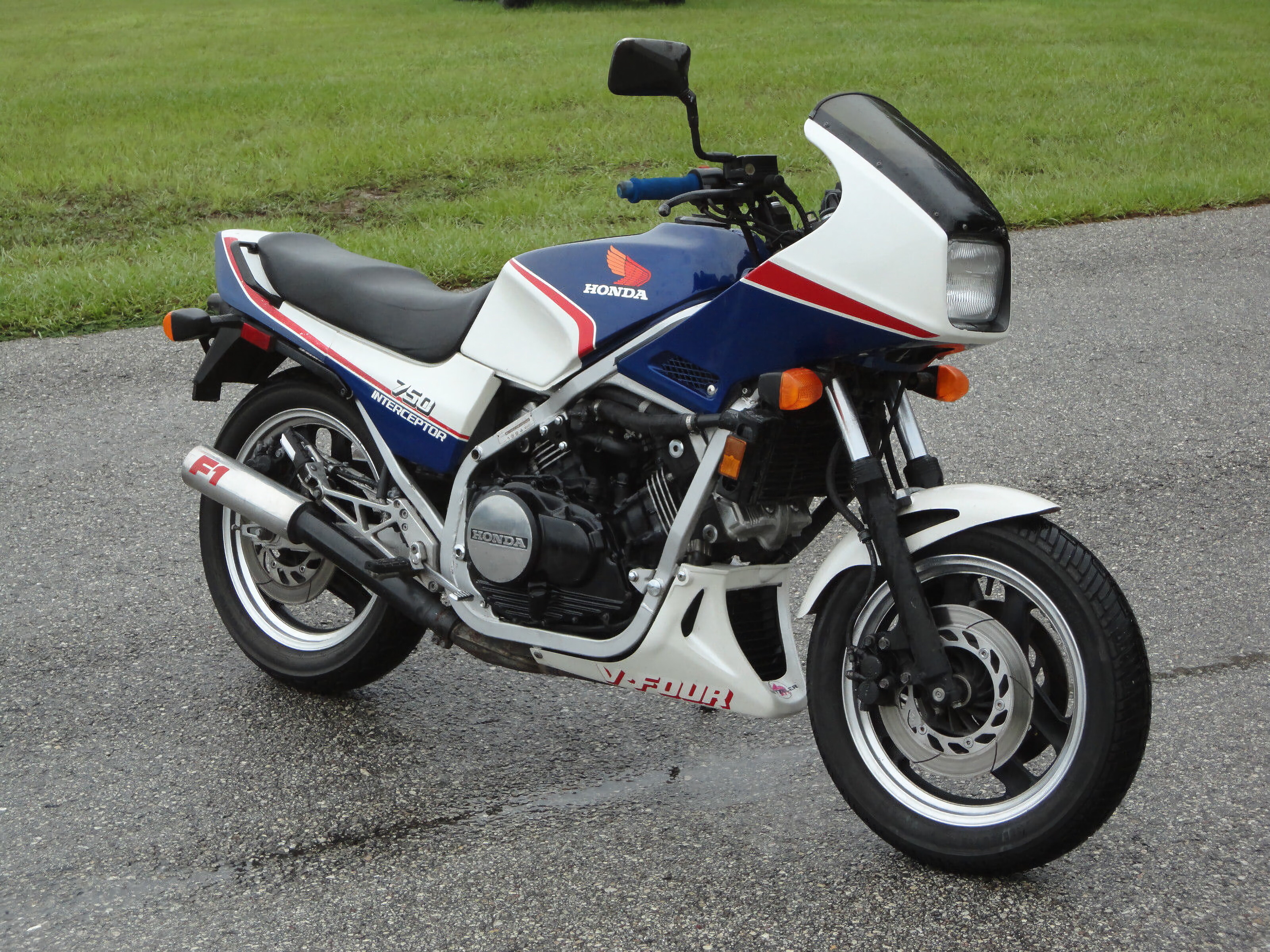 Honda VFR750F Interceptor, Legendary bike, Top speed, Iconic silhouette, 3200x2400 HD Desktop
