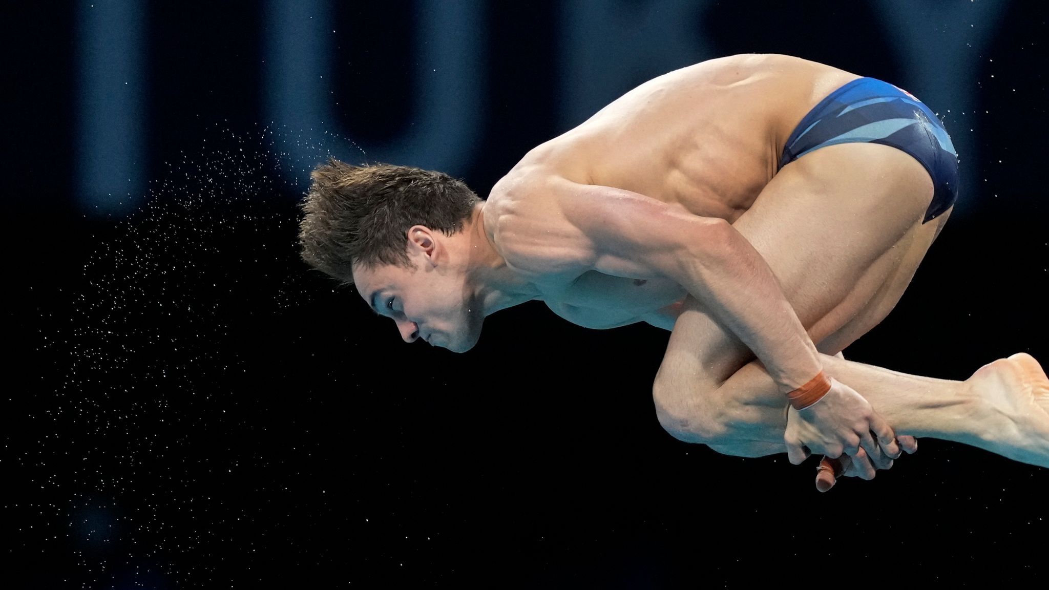 Tom Daley, Olympic diver, Athletic prowess, Competitive spirit, 2050x1160 HD Desktop