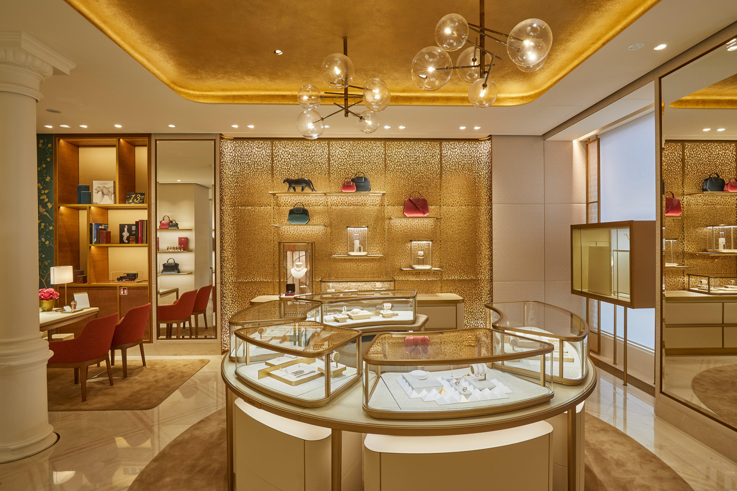 Cartier: Boutique Munchen, Watchmaking workshop, The brand founded in 1847 in Paris. 2500x1670 HD Background.