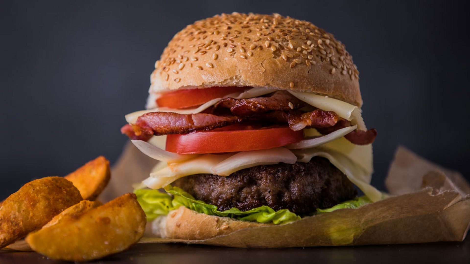Hamburger: Toppings can include bacon, avocado or guacamole. 1920x1080 Full HD Wallpaper.