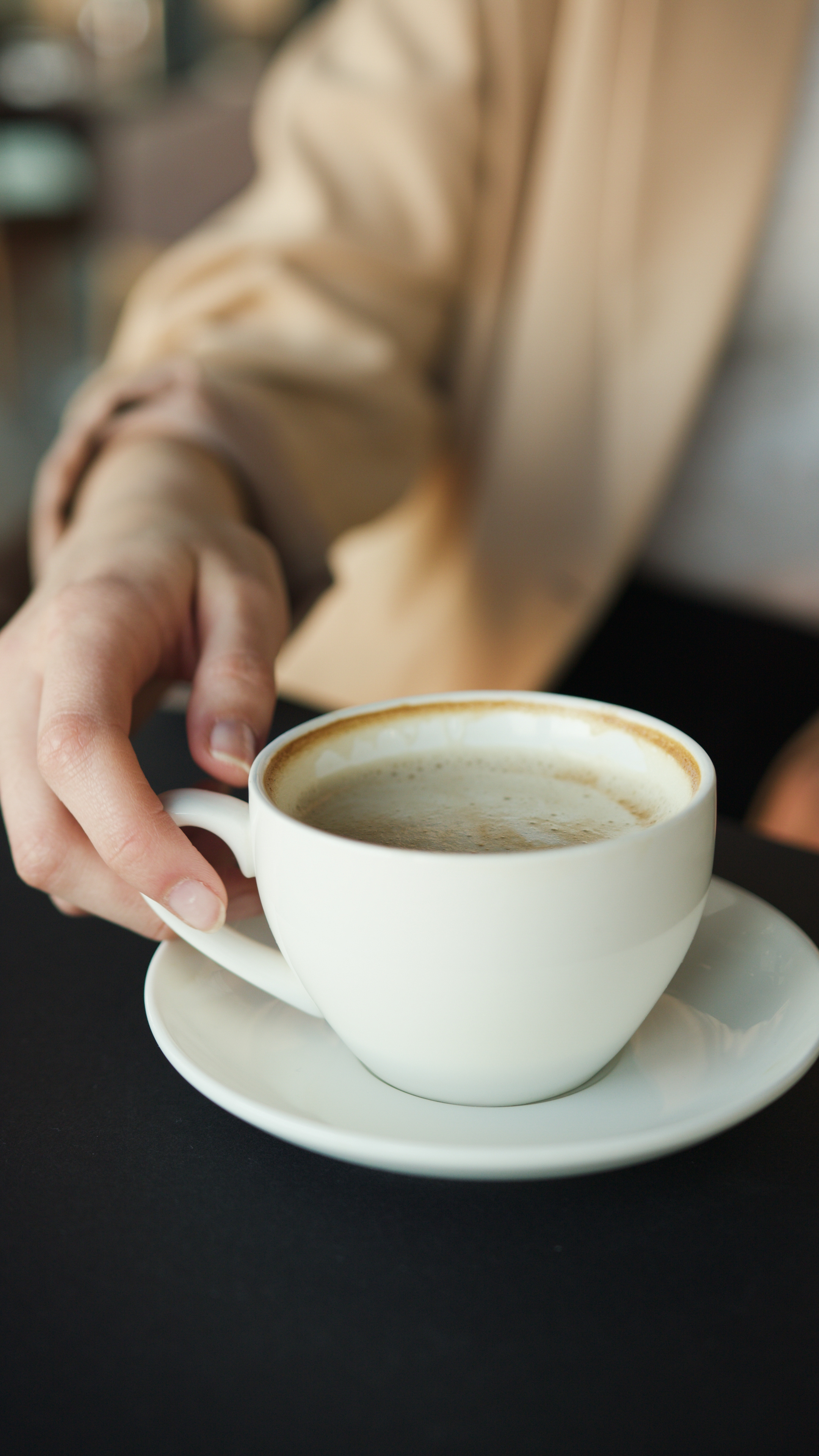 Person holding a cup of coffee, Stock photo, 2160x3840 4K Handy