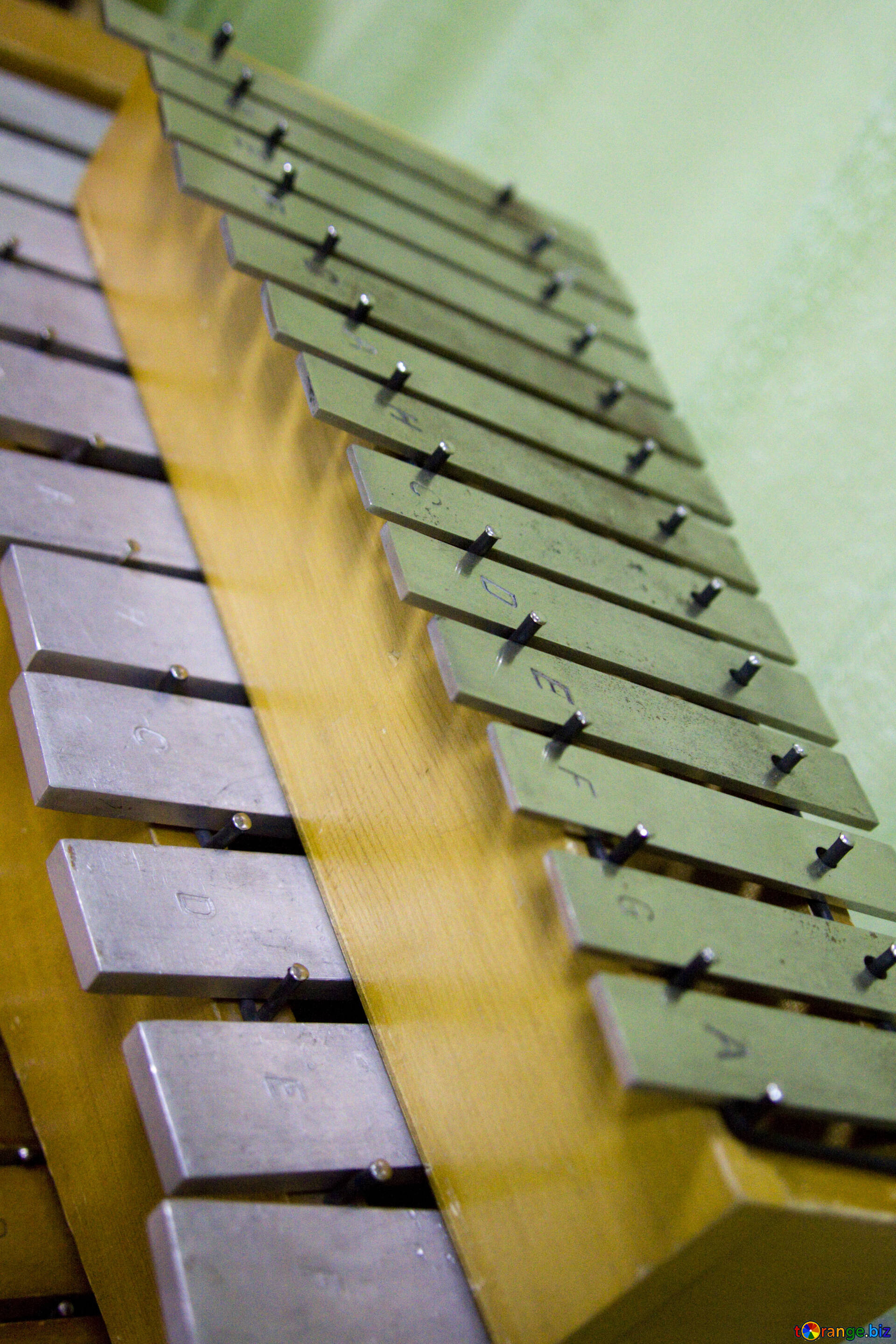 Xylophone: Orchestral Bells, Using Beater To Produce The Sound, Plywood Corpus. 1920x2880 HD Wallpaper.