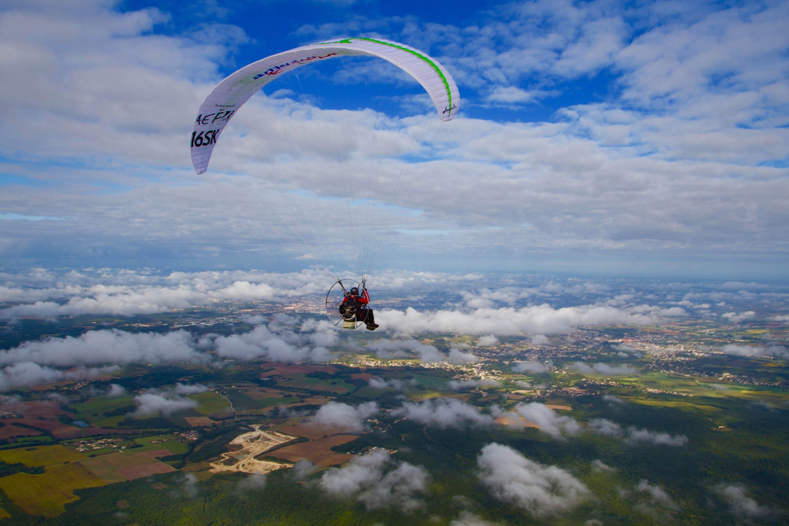 Paramotoring: Powered Paraglider, Easy flying characteristics of a paraglider with the autonomy and range of powered flight. 2560x1710 HD Background.