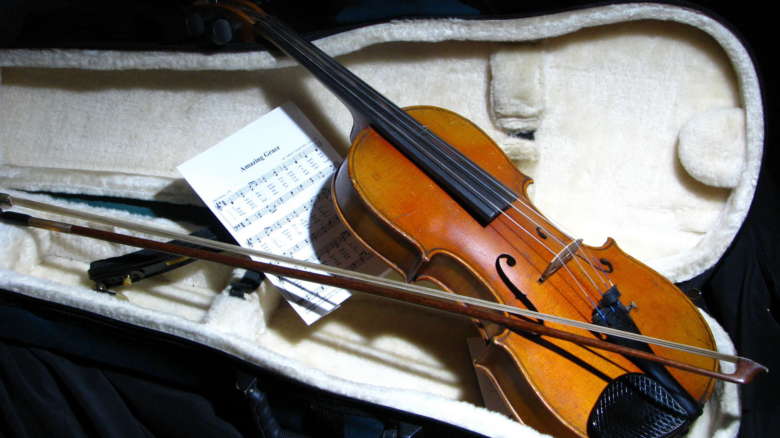Violin: Musical Notes, Violin Family, F-type Soudholes, Christian Hymn "Amazing Grace". 2560x1440 HD Background.