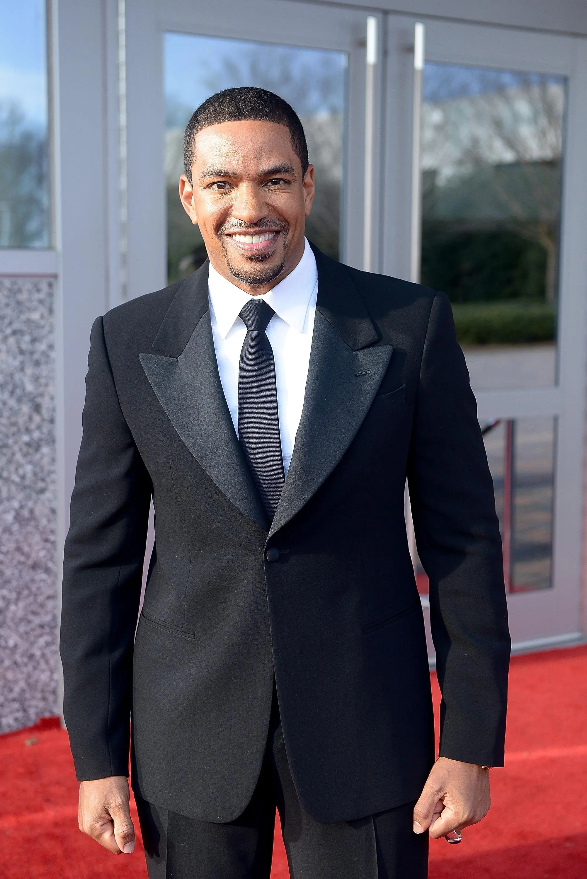 Laz Alonso: An American actor who is known for playing Tsu'tey in James Cameron's science fiction film Avatar. 2010x3000 HD Background.
