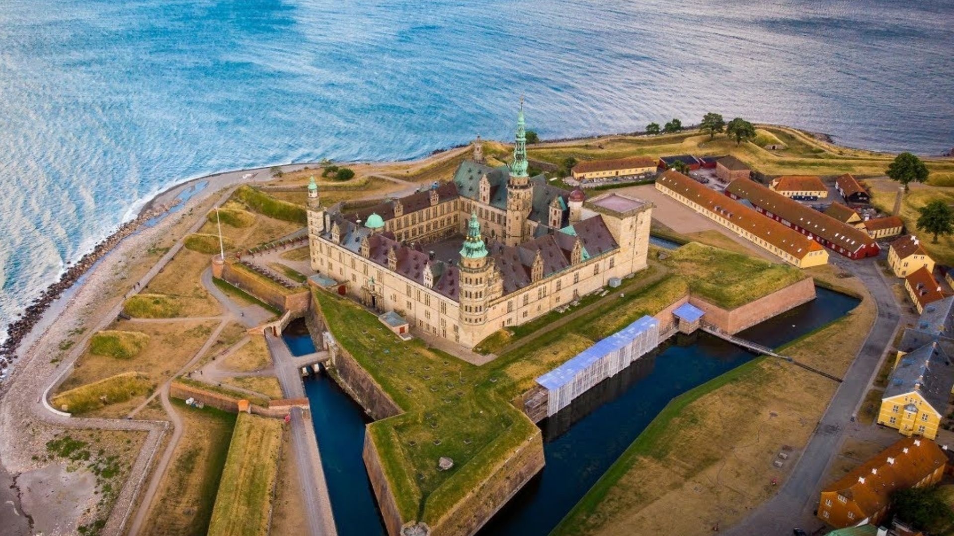 Majestätisches Schloss Kronborg mit Blick aufs Meer, 1920x1080 Full HD Desktop