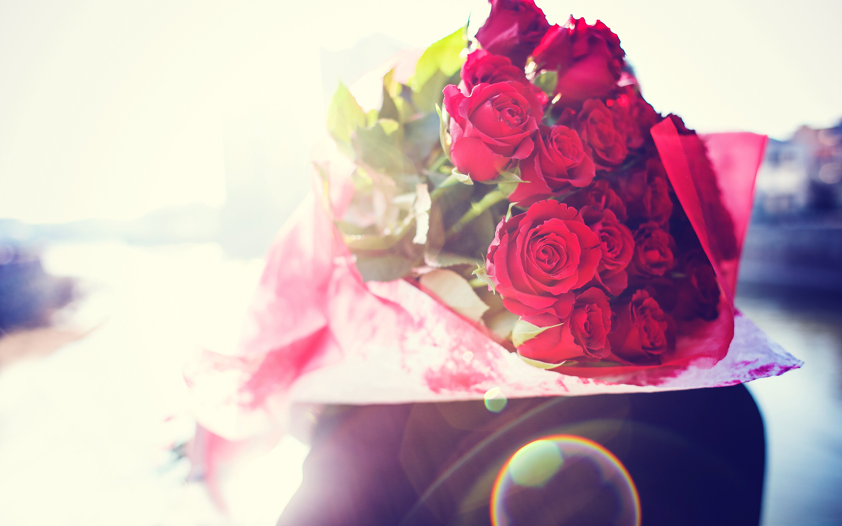 Flower Bouquet: Often given for special occasions such as birthdays, anniversaries, or funerals, Roses. 2880x1800 HD Background.