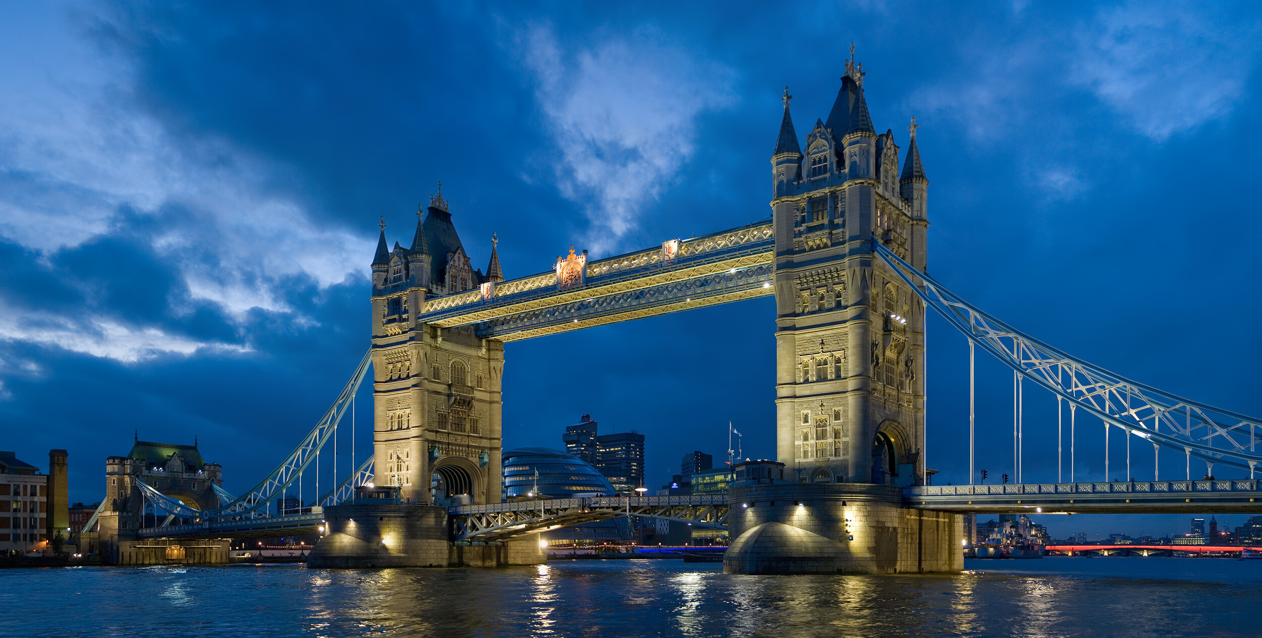 Tower Bridge: Bascule bridge, The roads move like two giant seesaws and pivot to open and close the bridge. 2500x1270 HD Background.