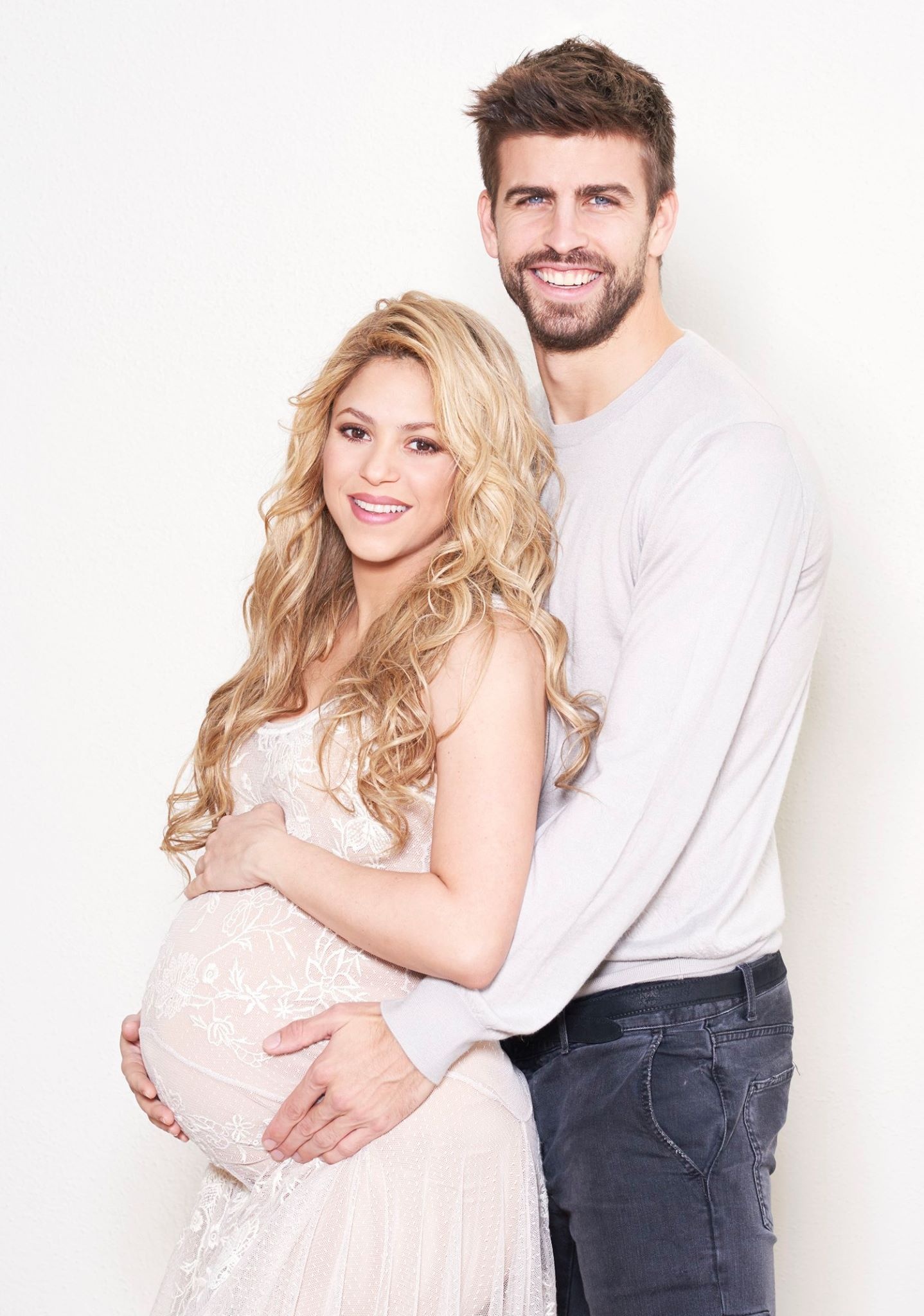 Shakira and Gerard Pique, Sesion de fotos embarazadas, Foto estudio embarazo, Ssin de fotos de maternidad, 1440x2050 HD Phone