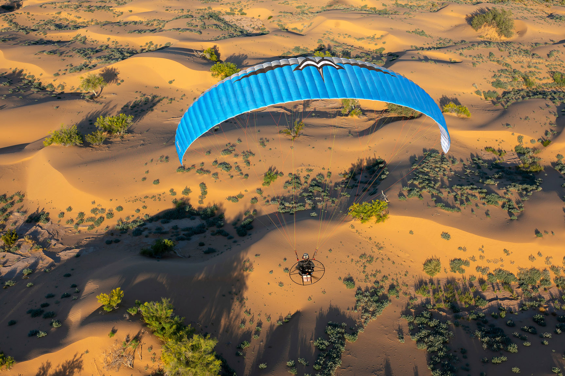 Paramotoring: Foot launch paraglider with two-stroke internal combustion engine, Flight in the desert. 1920x1280 HD Background.