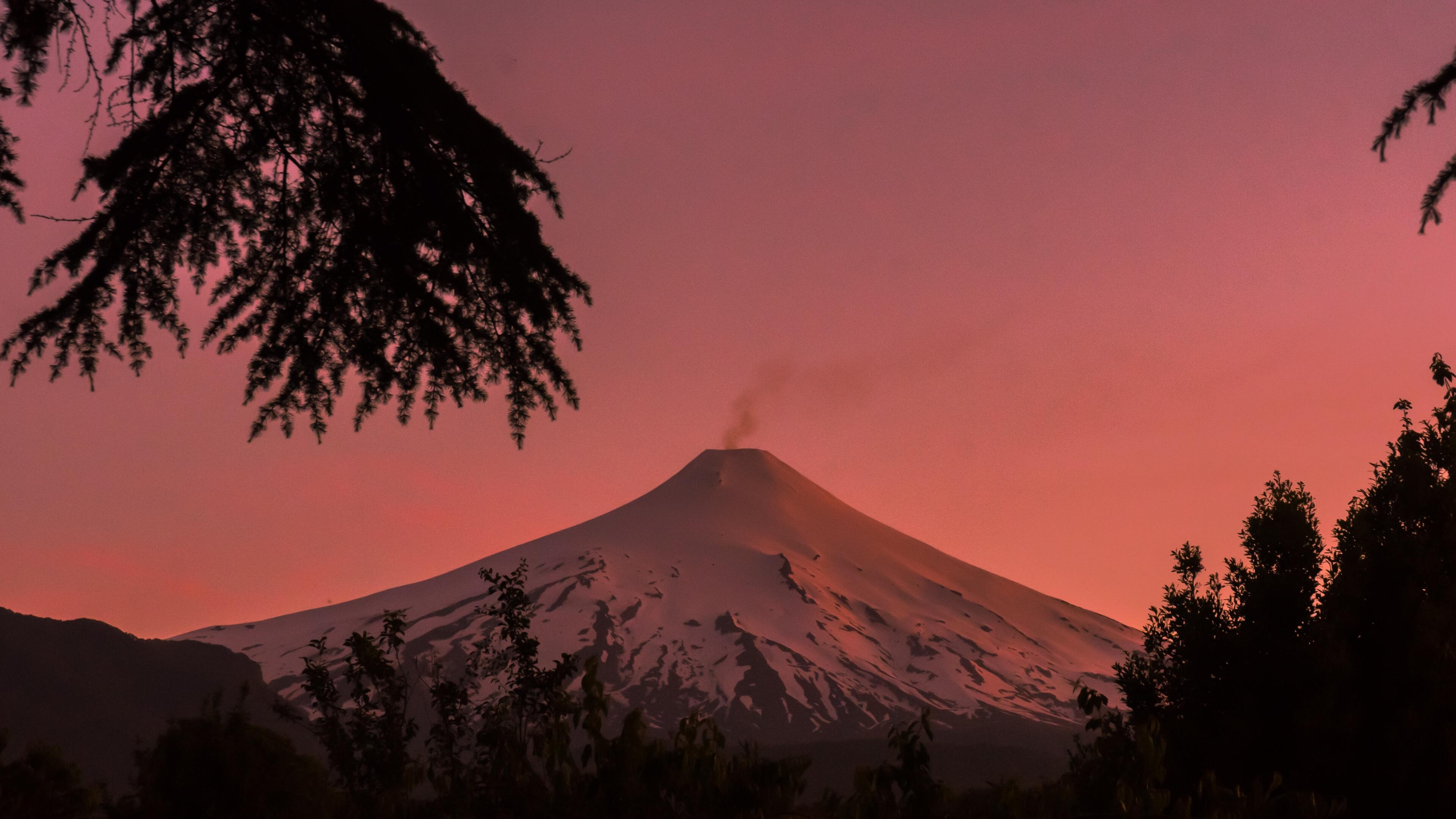 Villarica volcano, Chile, Snow-covered beauty, Ethereal landscapes, 3840x2160 4K Desktop