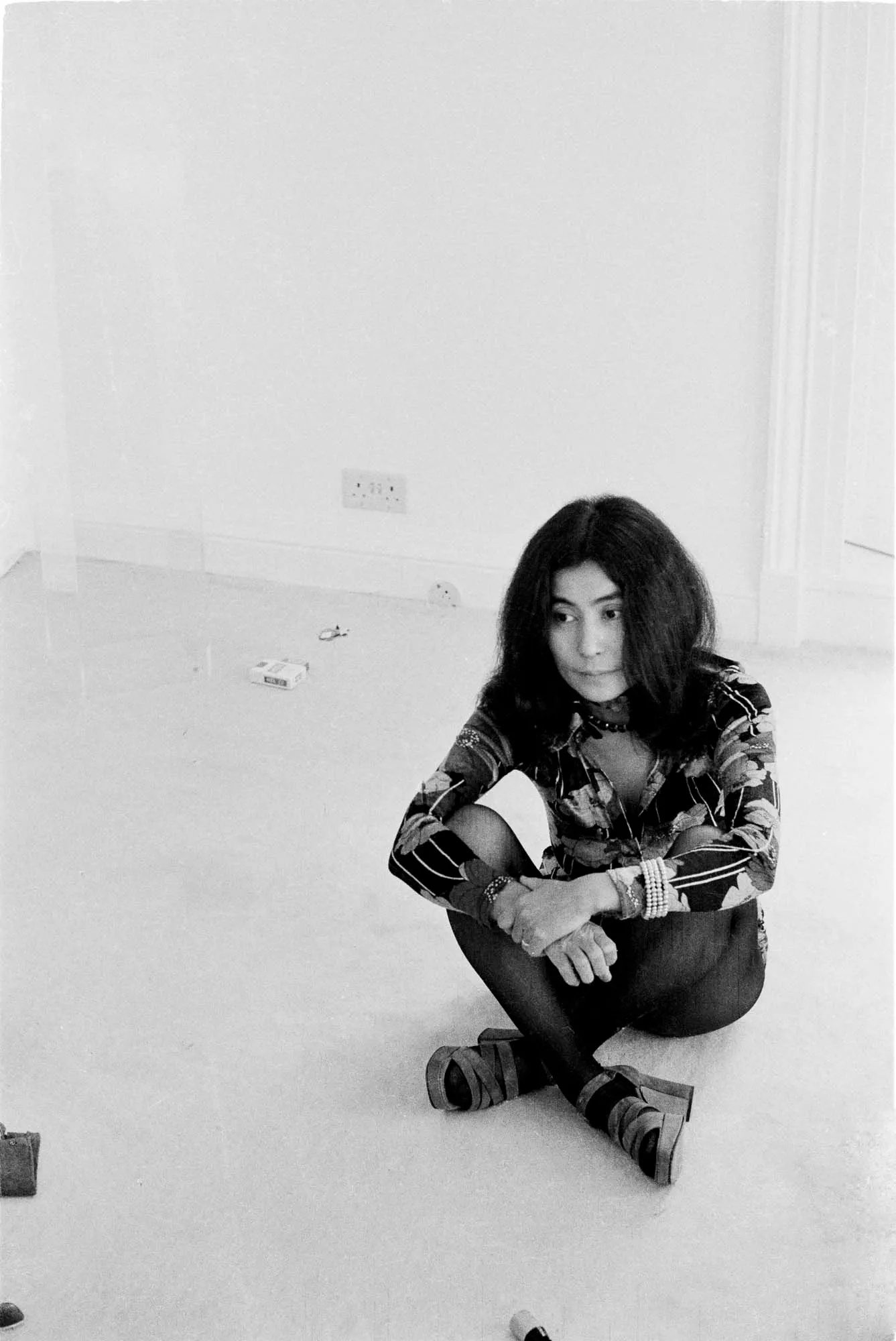 Yoko Ono, Inimitable style, Vogue, Praise, 1340x2000 HD Phone