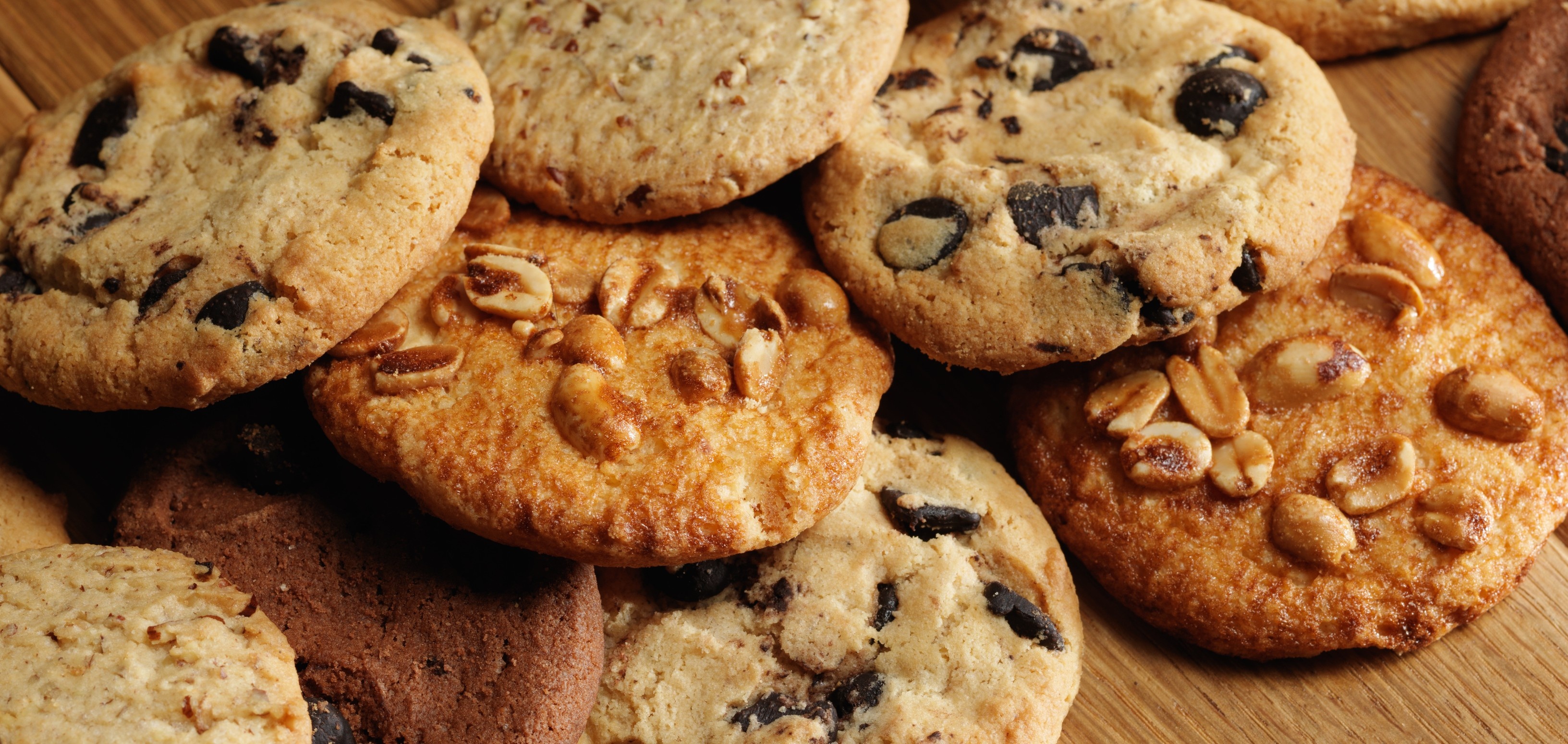 Biscuit: A drop cookie that features chocolate chips. 3270x1550 Dual Screen Background.