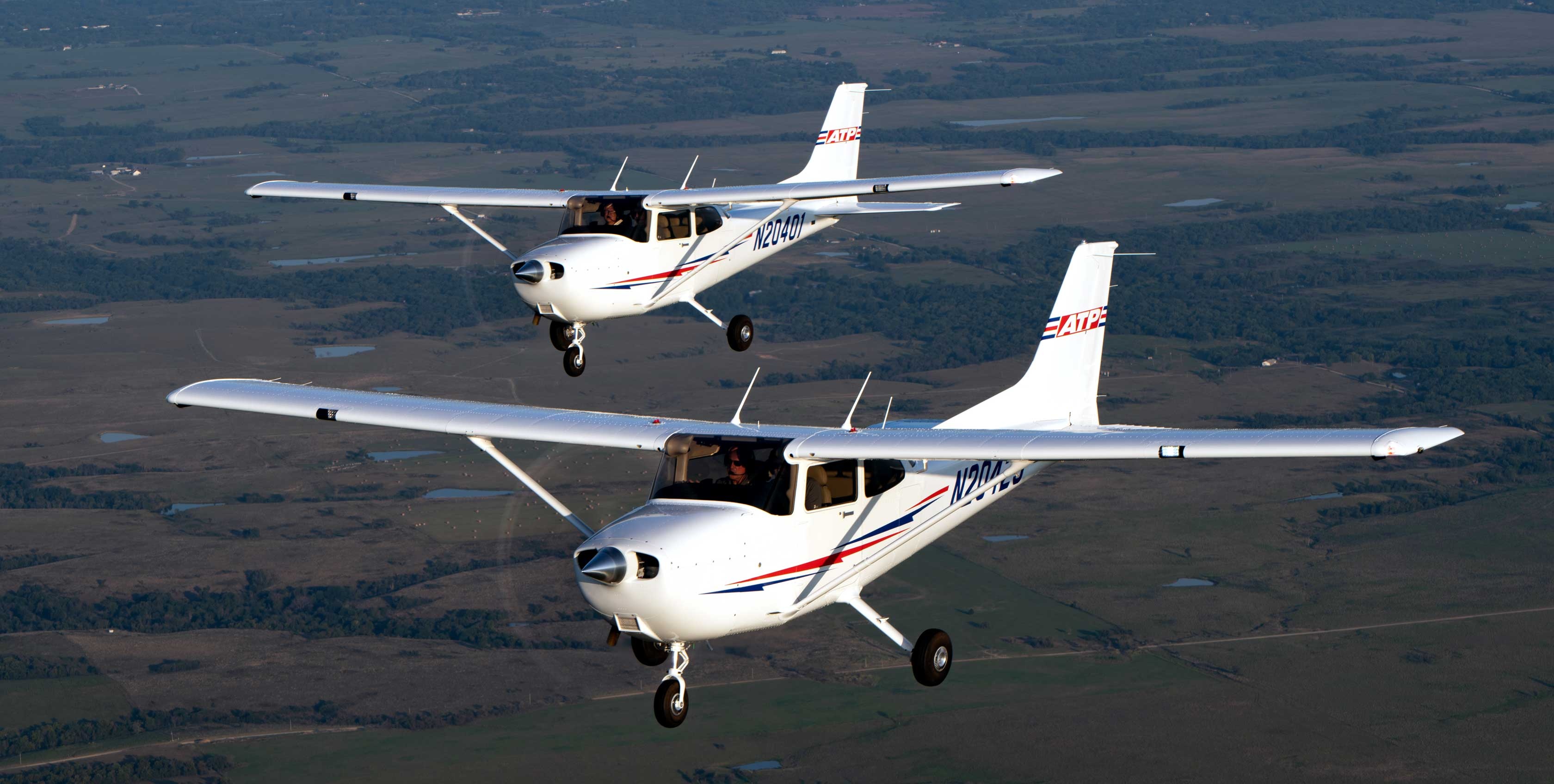 Cessna 172 Skyhawks / ATP Flight School 3360x1700
