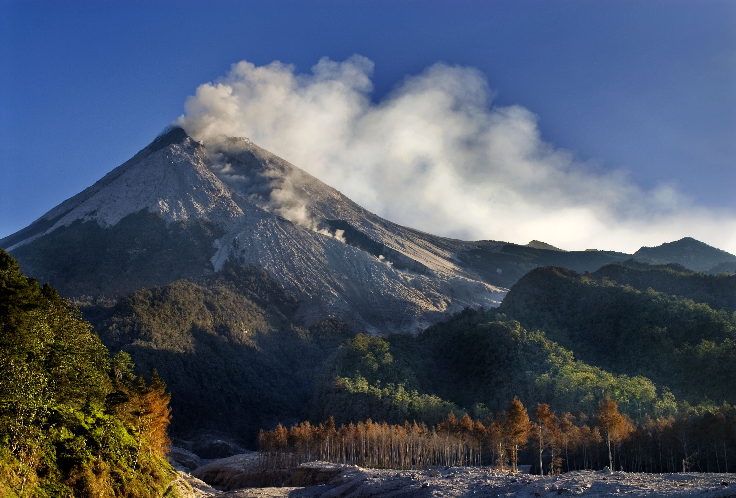 Merapi Volcano travel, Mapping gas emissions, 2960x2000 HD Desktop