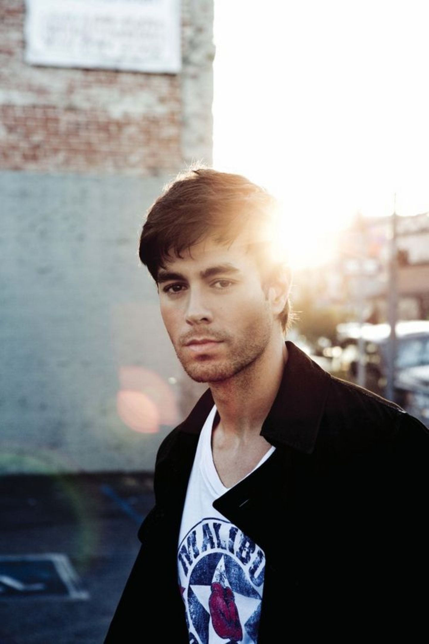 Enrique Iglesias and Anna Kournikova: Holds the record for the most number-one songs on the Billboard Hot Latin Songs chart. 1440x2160 HD Background.