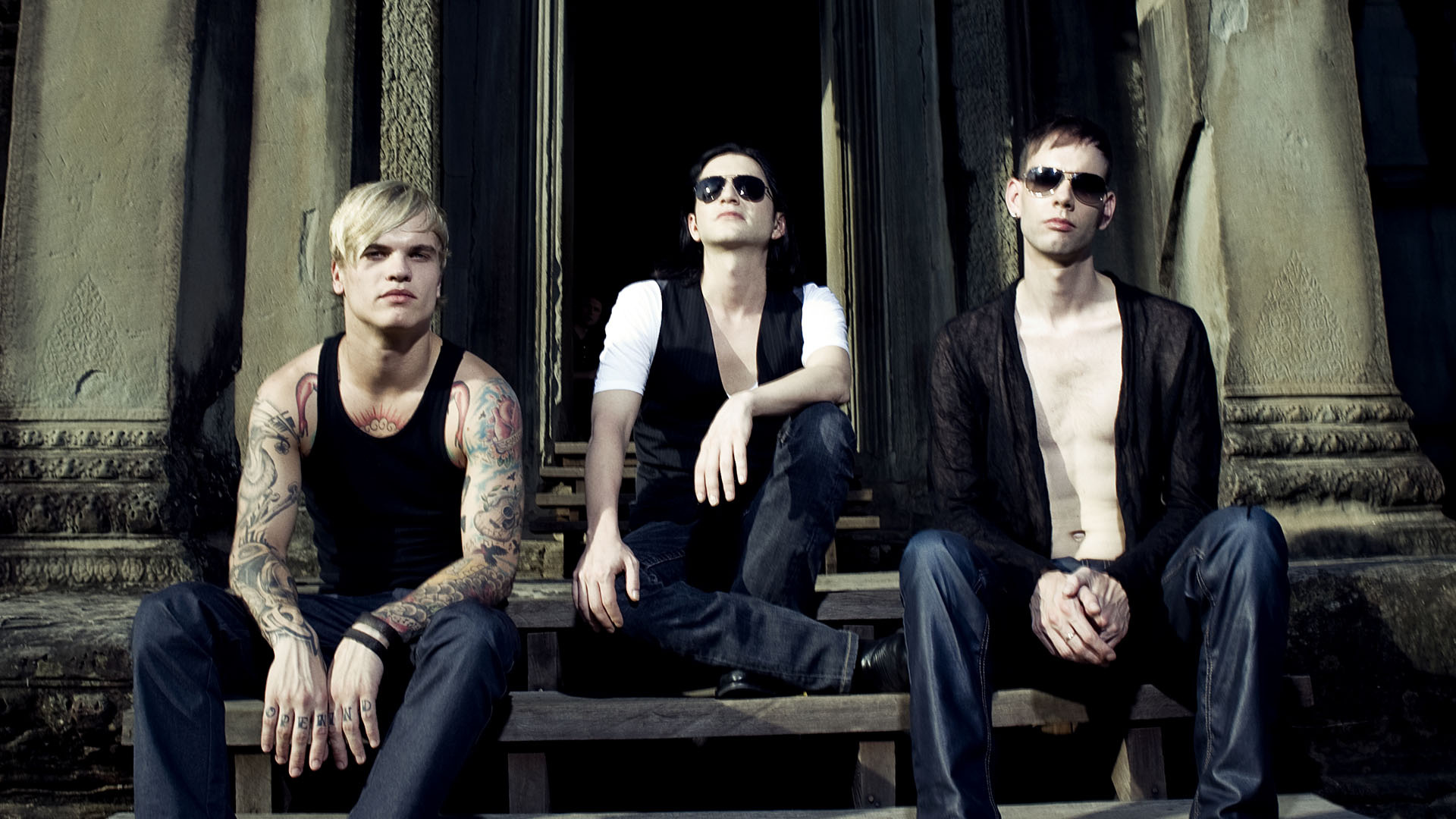Placebo: The rock band famous for their unique sound and angst-fueled musical content. 1920x1080 Full HD Background.